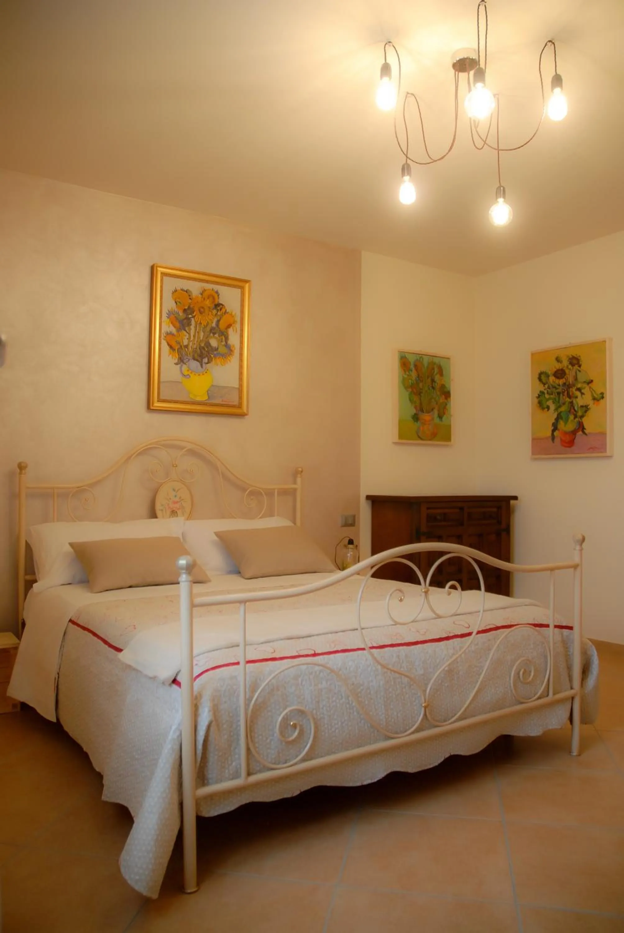 Photo of the whole room, Bed in Art Gallery Rooms