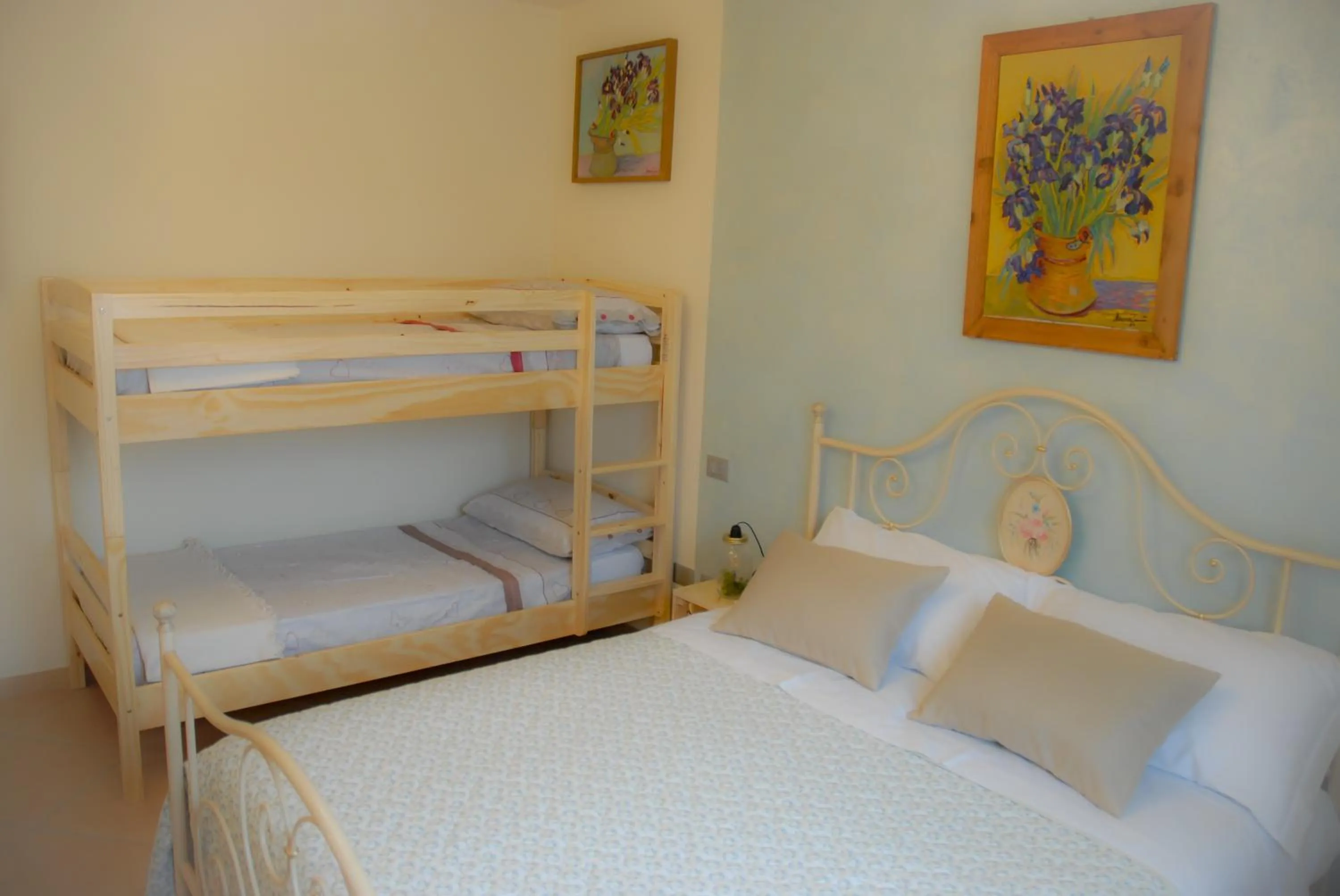 bunk bed, Bed in Art Gallery Rooms