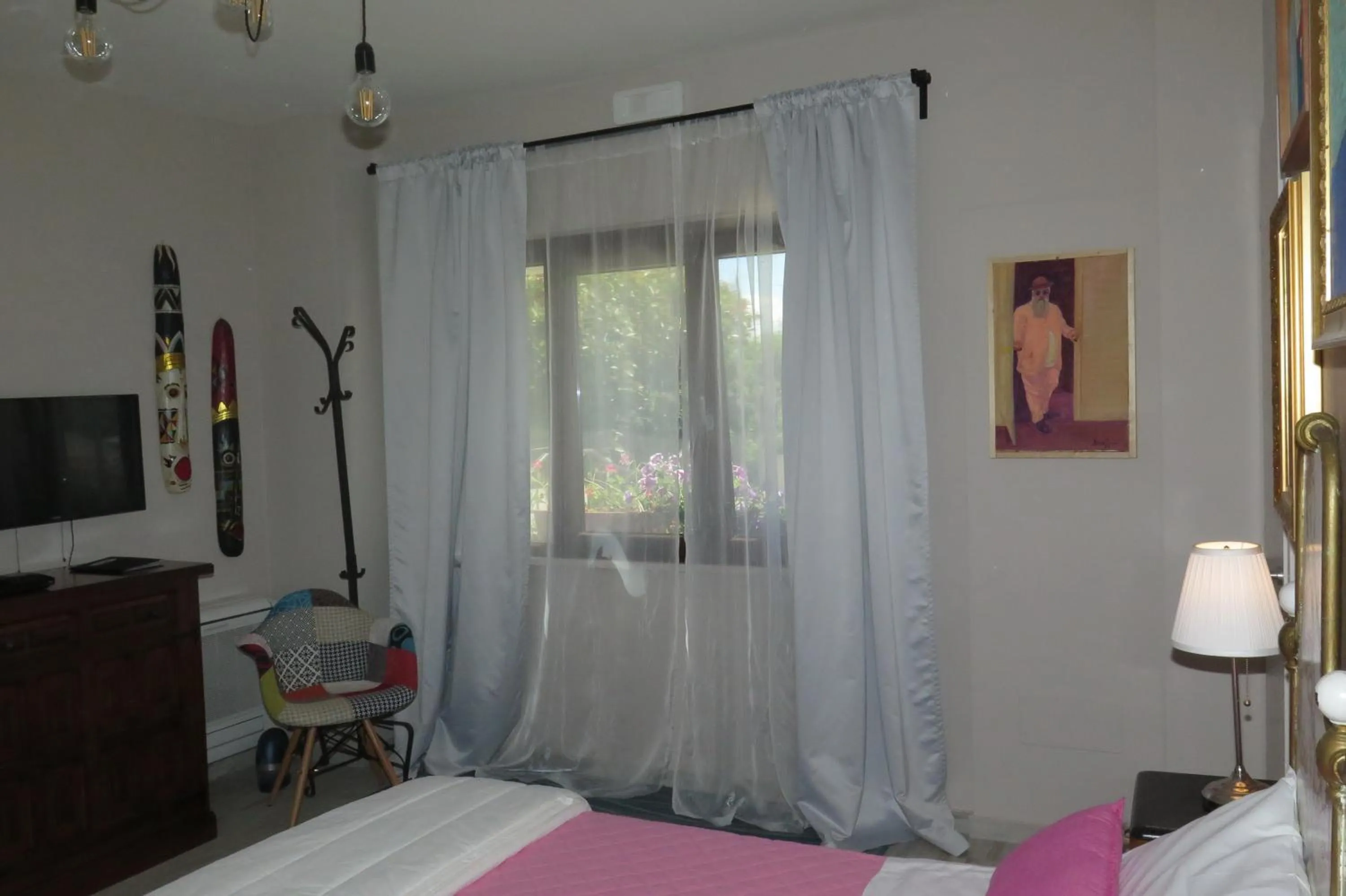 Photo of the whole room, Bed in Art Gallery Rooms