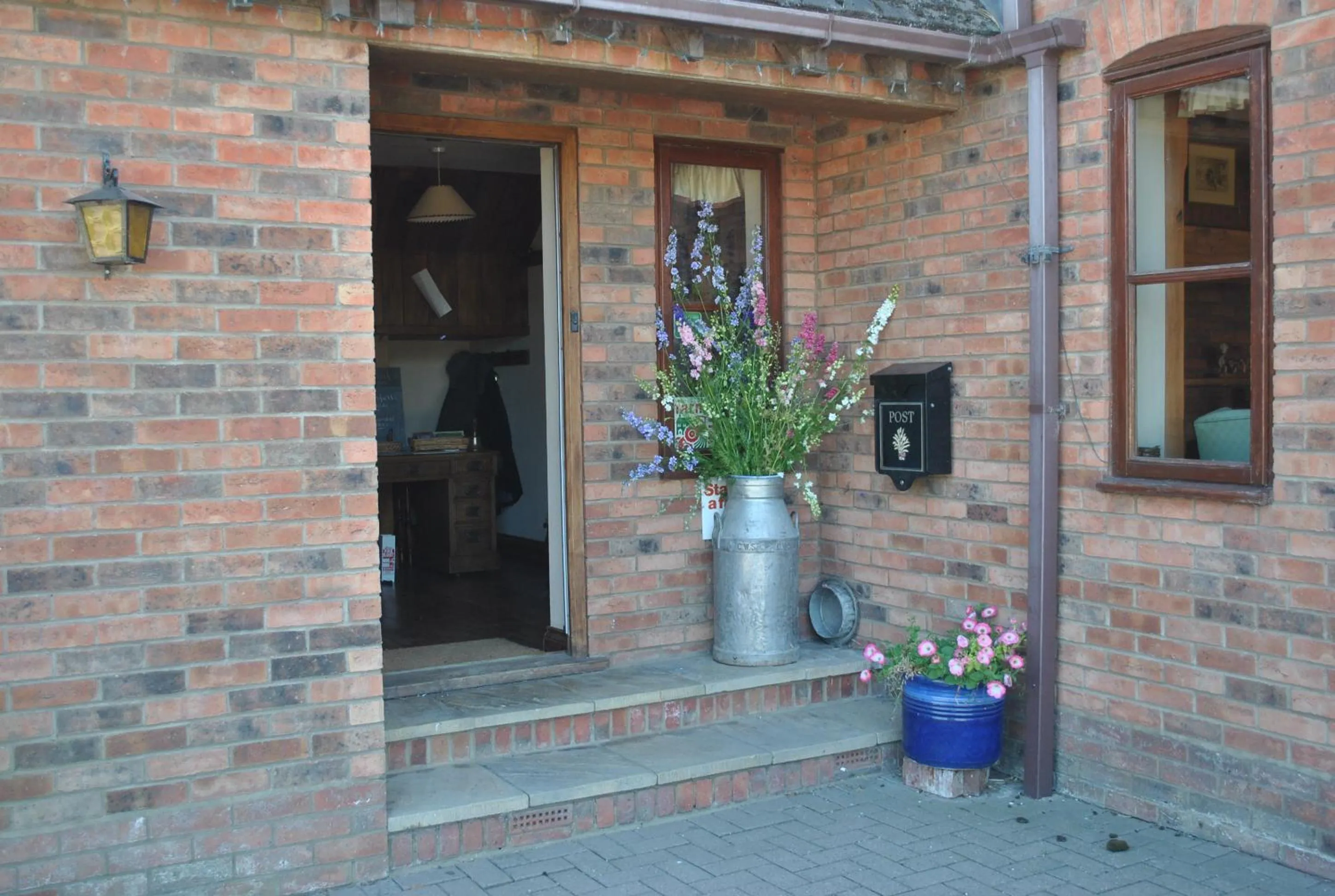 Facade/entrance in Elms Farm