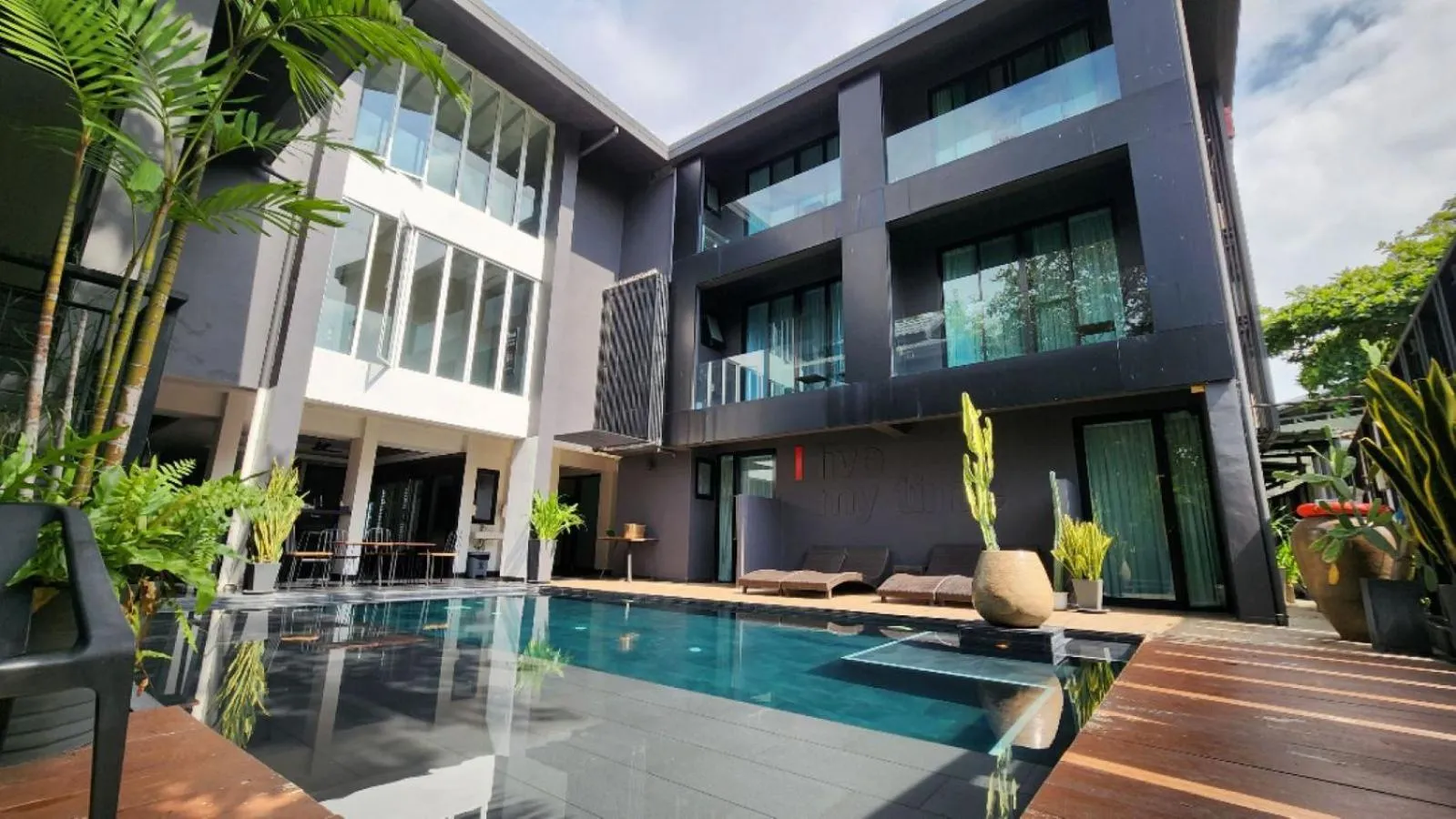 Swimming pool in iWualai Hotel