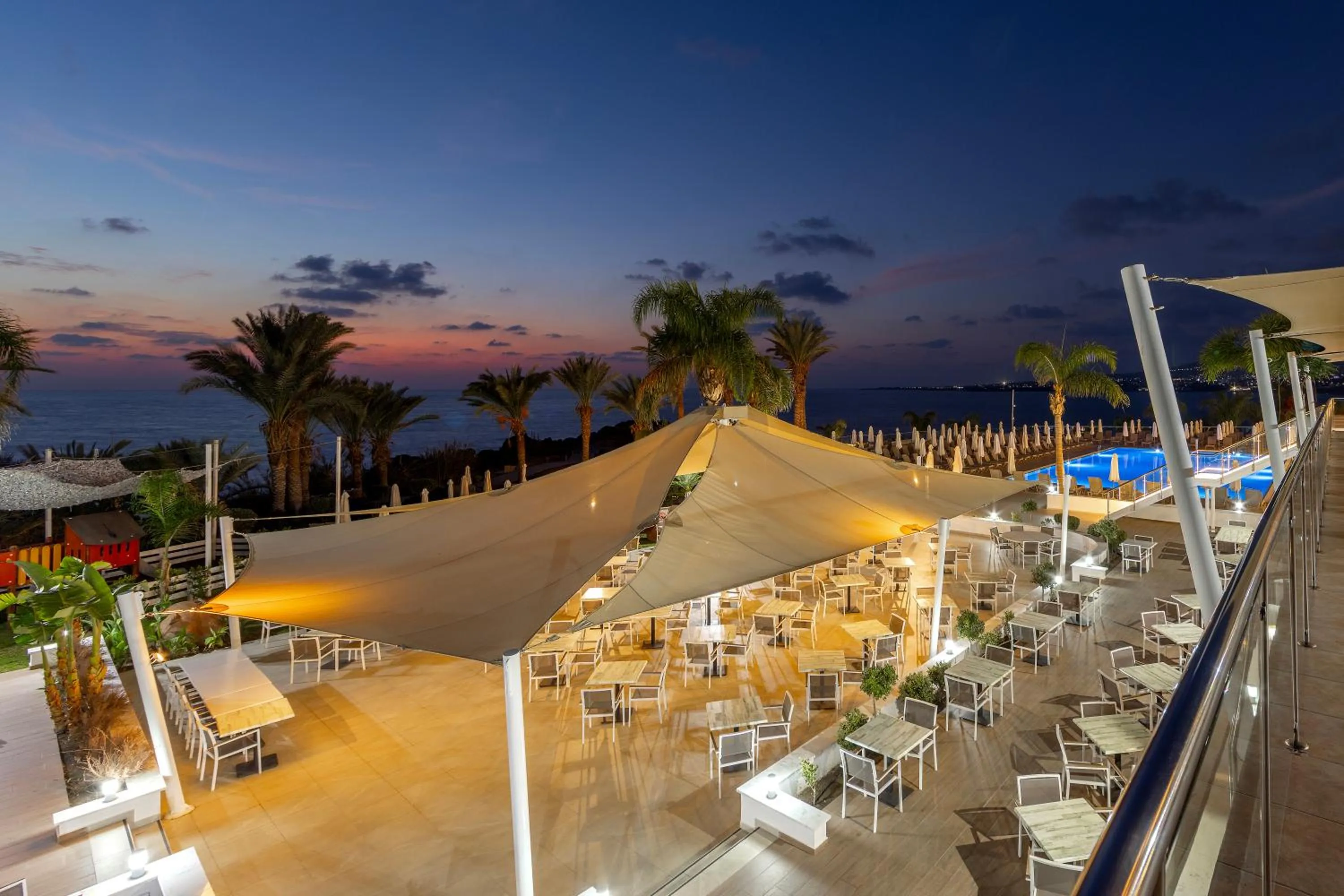 Restaurant/places to eat in Queens Bay Hotel