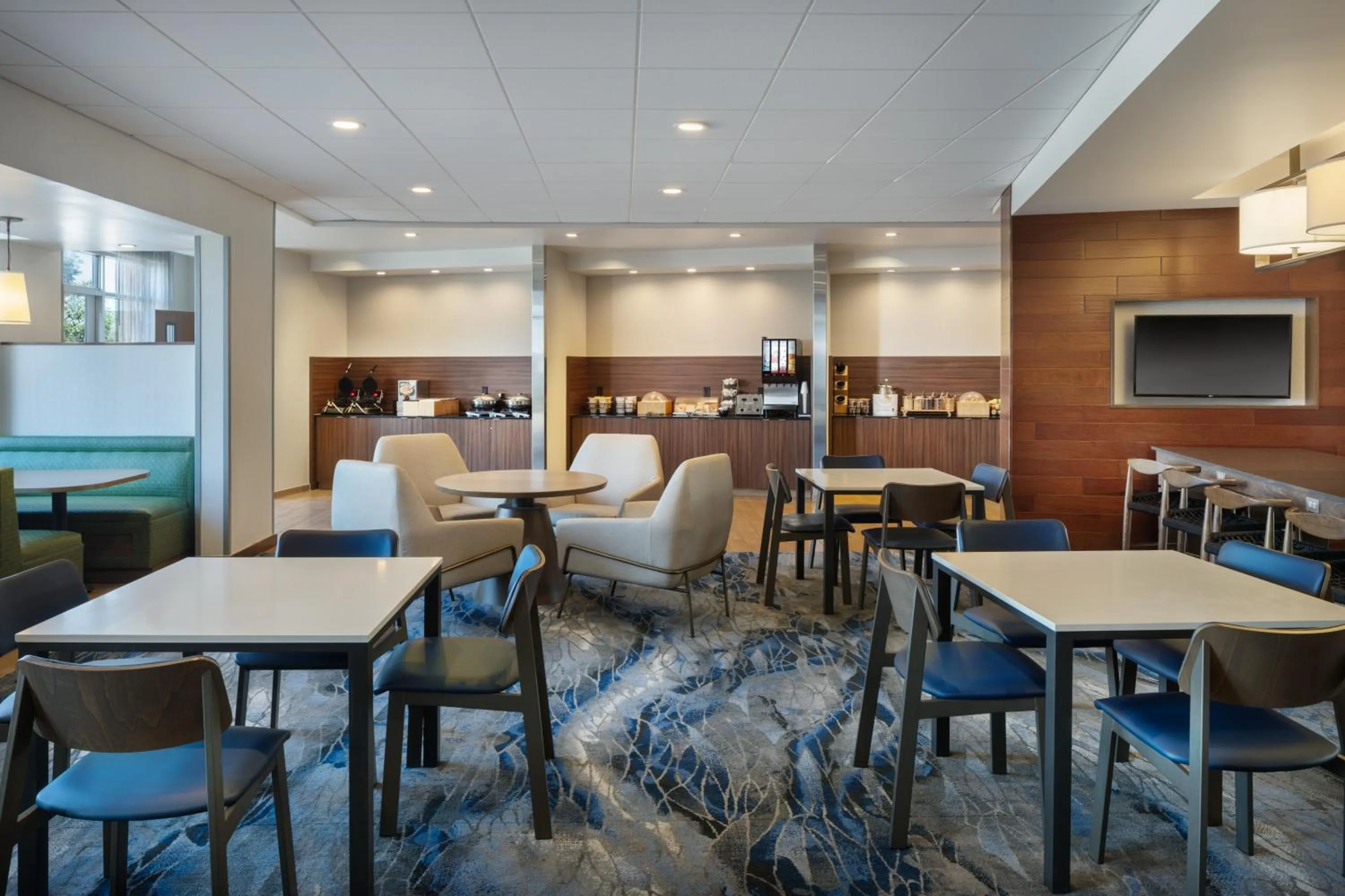 Breakfast in Fairfield Inn & Suites by Marriott Lincoln Southeast