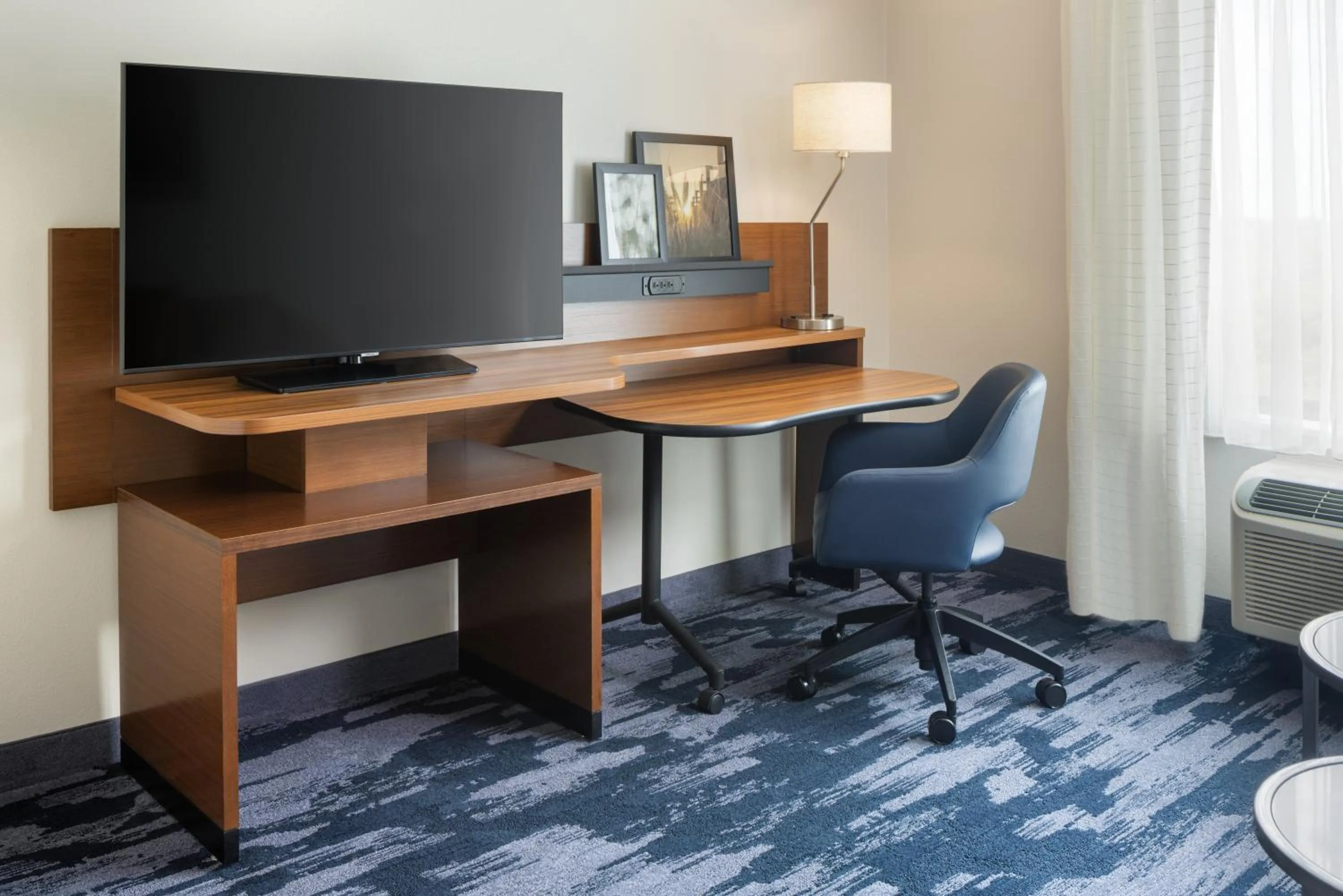 TV and multimedia in Fairfield Inn & Suites by Marriott Lincoln Southeast