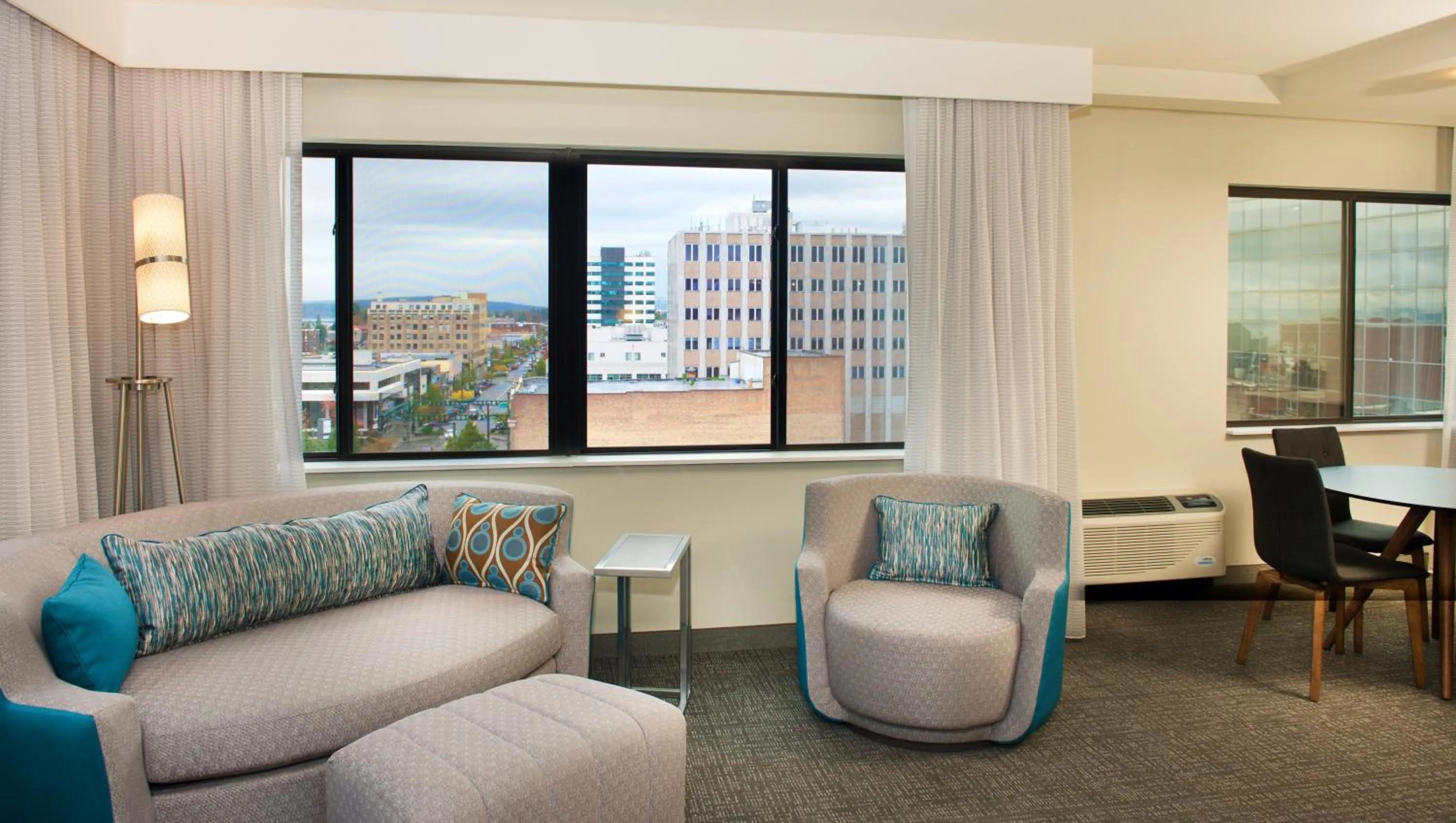 Living room in Courtyard by Marriott Seattle Everett Downtown