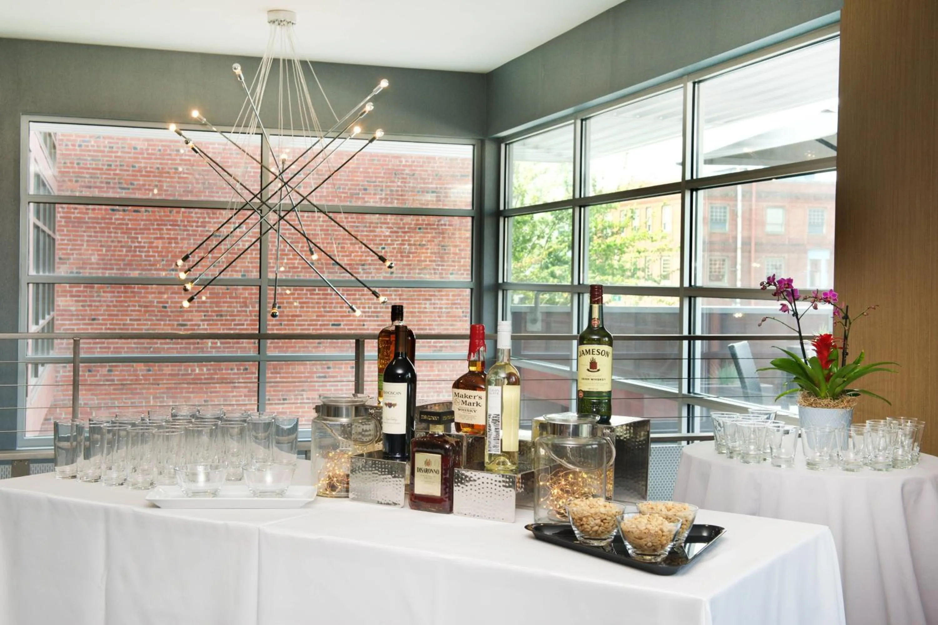 Lounge or bar in Courtyard by Marriott Seattle Everett Downtown