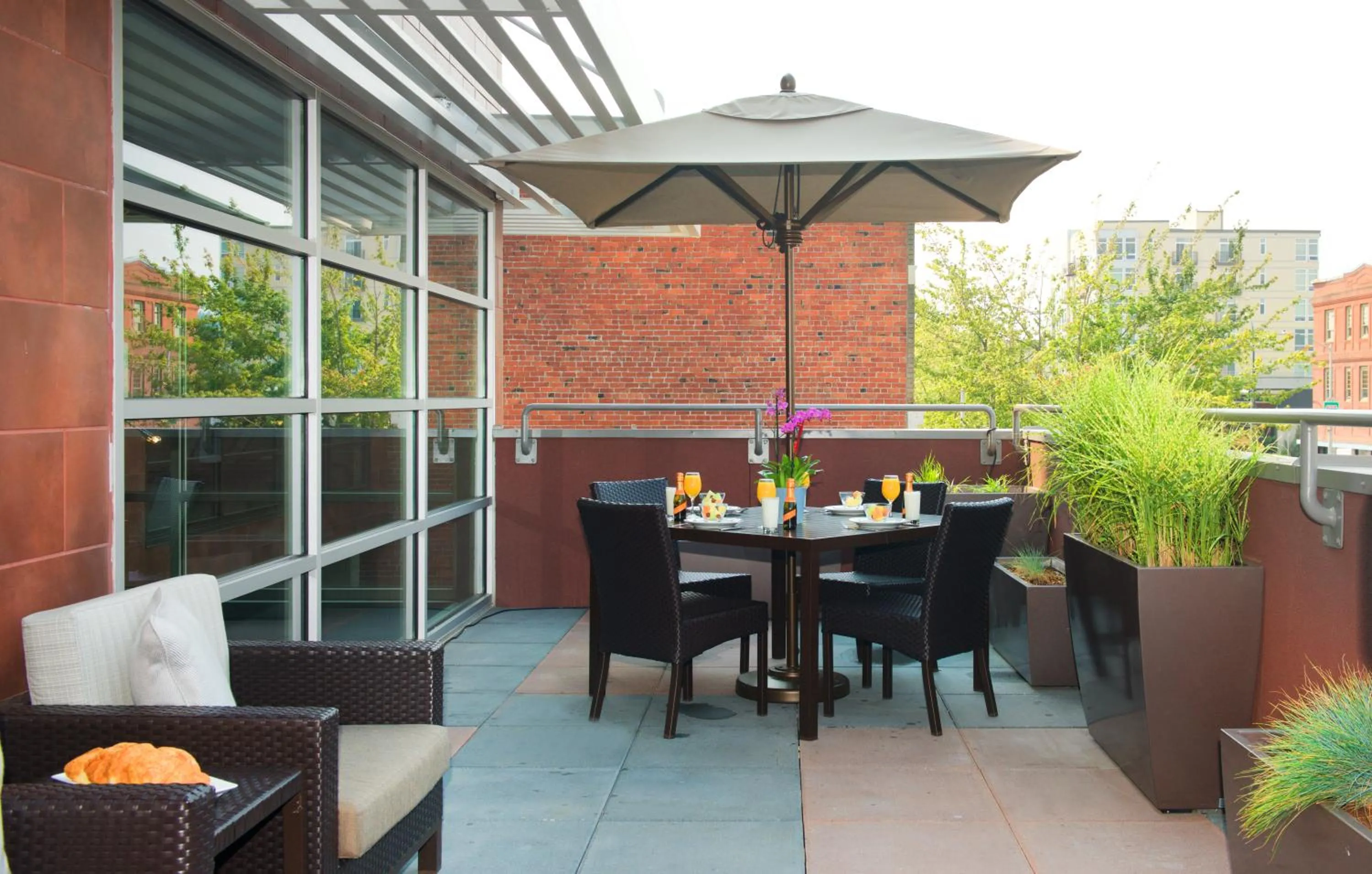 Patio in Courtyard by Marriott Seattle Everett Downtown