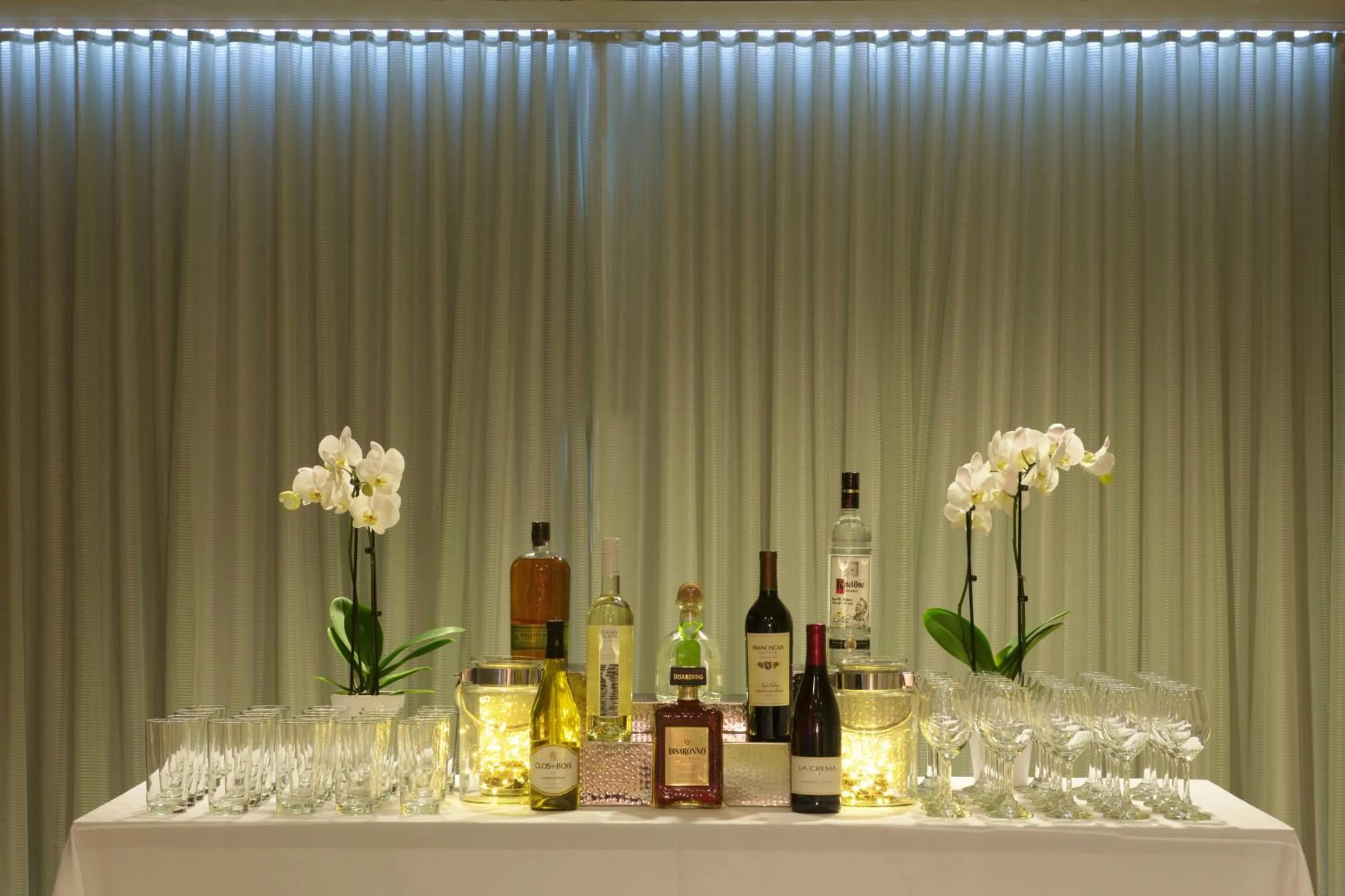 Lounge or bar in Courtyard by Marriott Seattle Everett Downtown