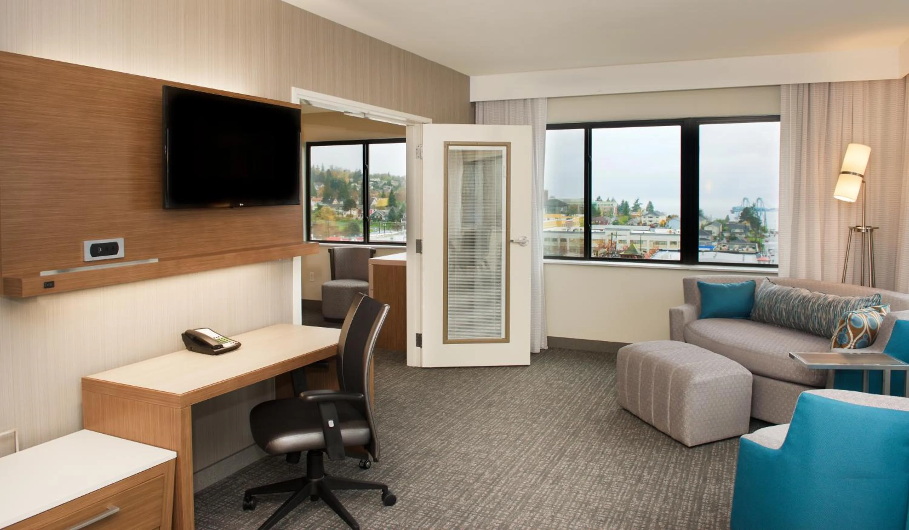 Living room in Courtyard by Marriott Seattle Everett Downtown
