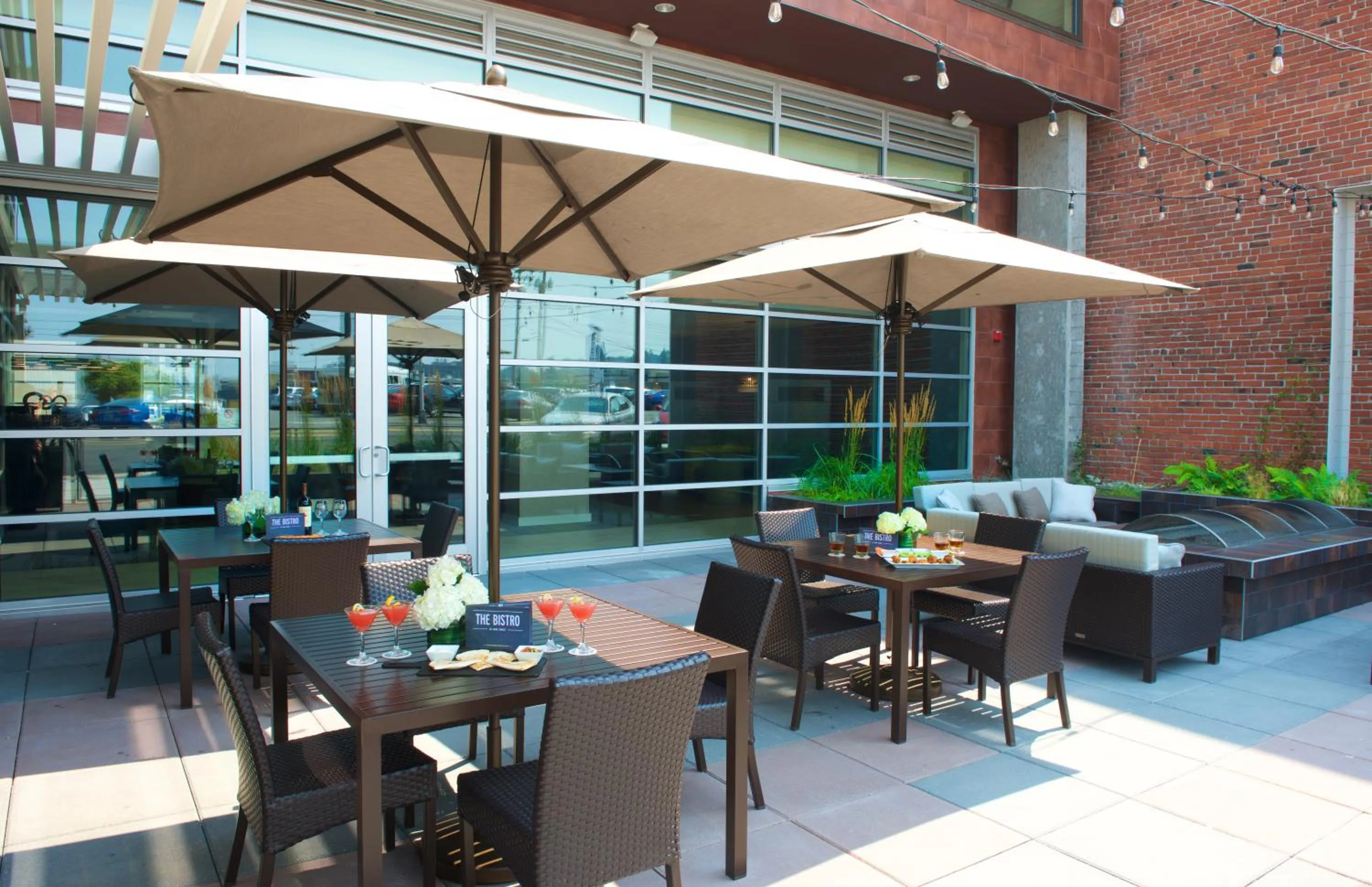 Patio in Courtyard by Marriott Seattle Everett Downtown