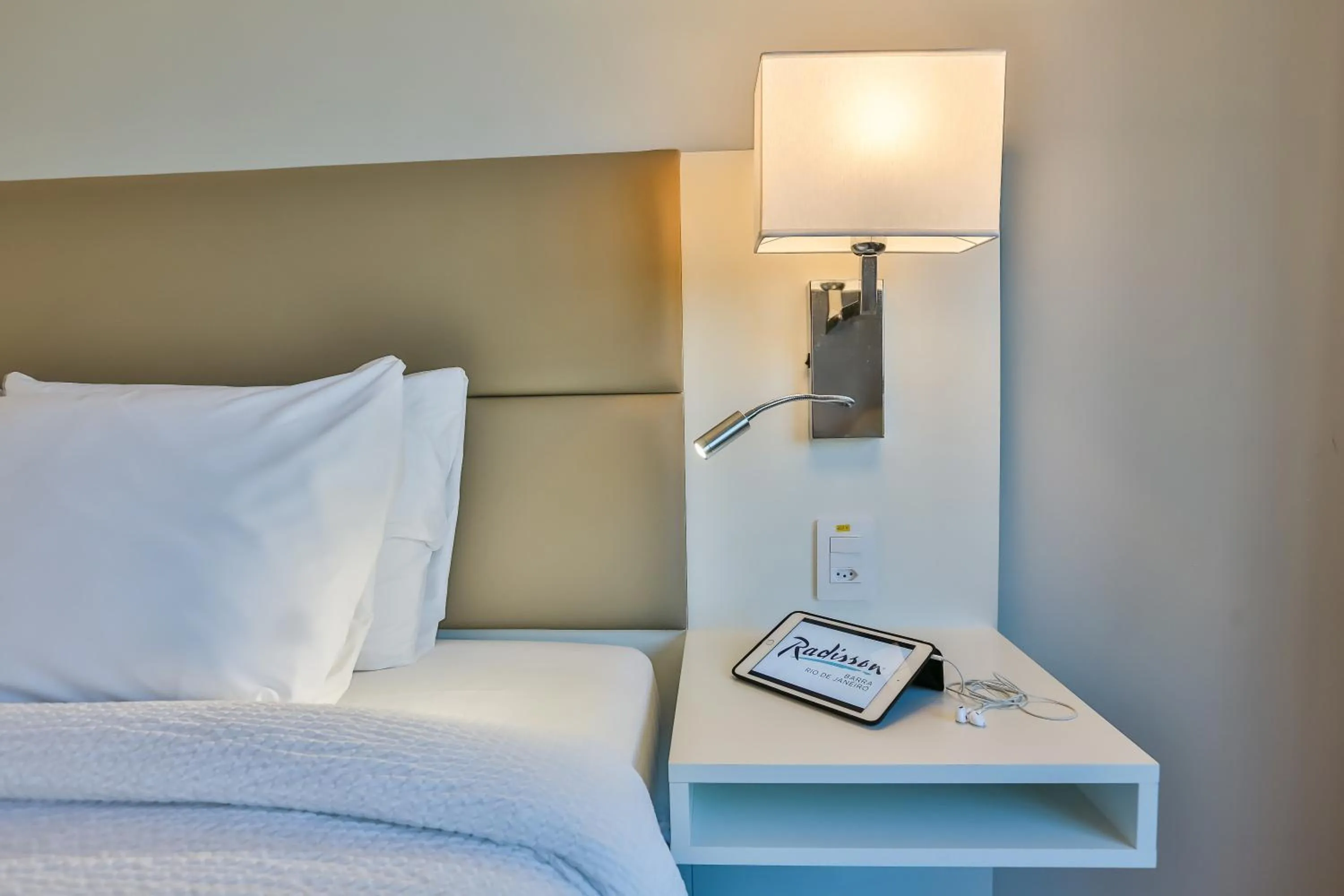 Coffee/tea facilities, Bed in Radisson Rio de Janeiro Barra