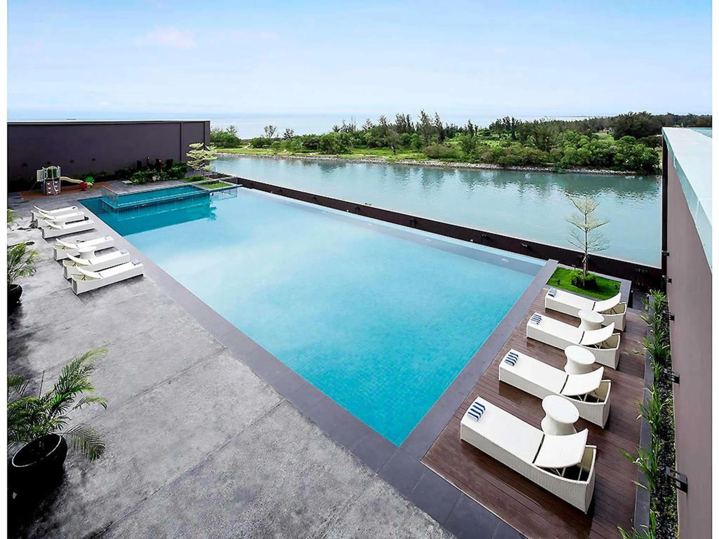 Lounge or bar in Pullman Miri Waterfront