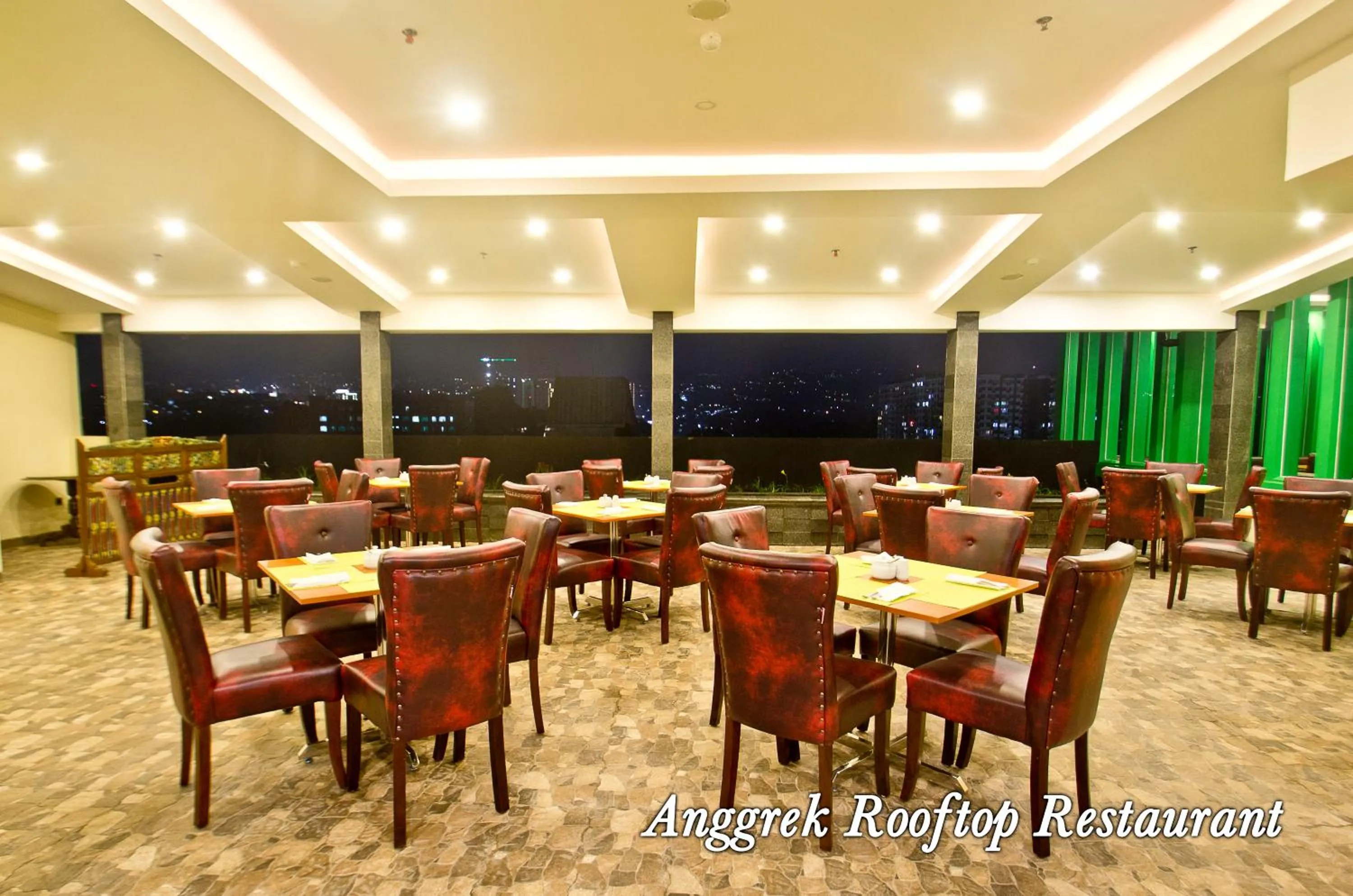 Restaurant/places to eat in Green Batara Hotel