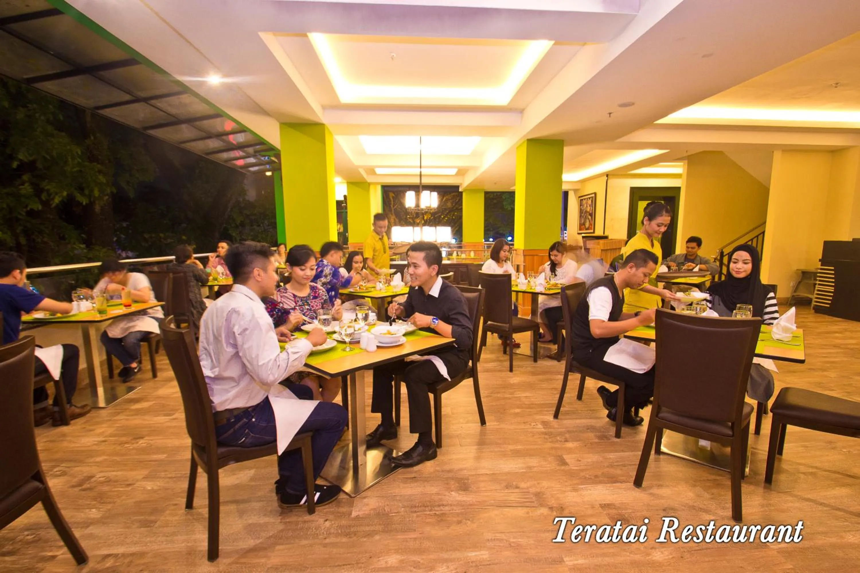 Restaurant/places to eat in Green Batara Hotel