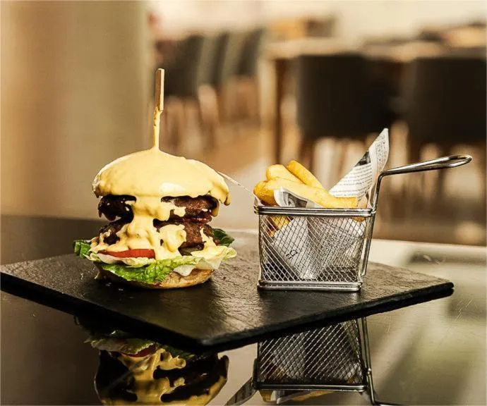 Restaurant/places to eat in Hotel Falcon