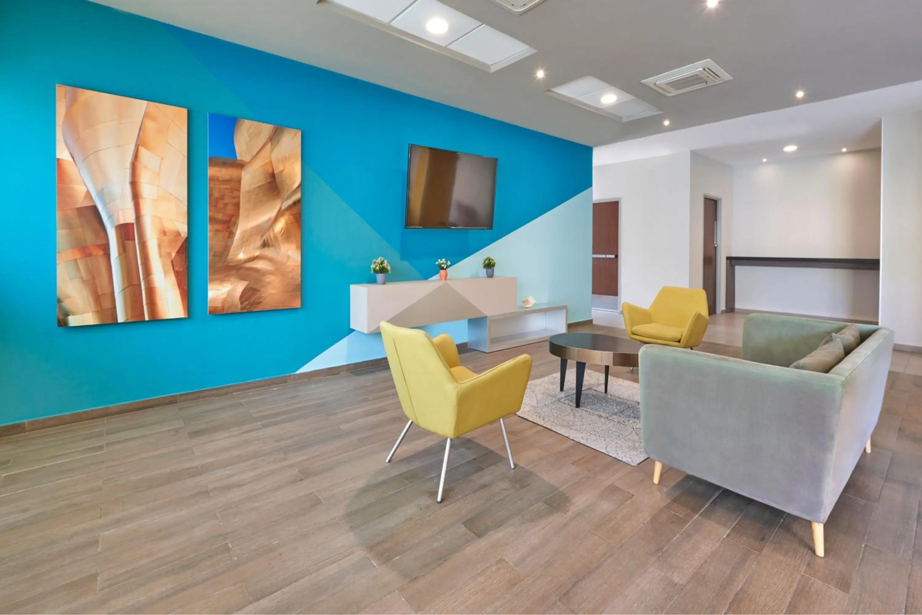 Lobby or reception in City Express Suites by Marriott Playa del Carmen