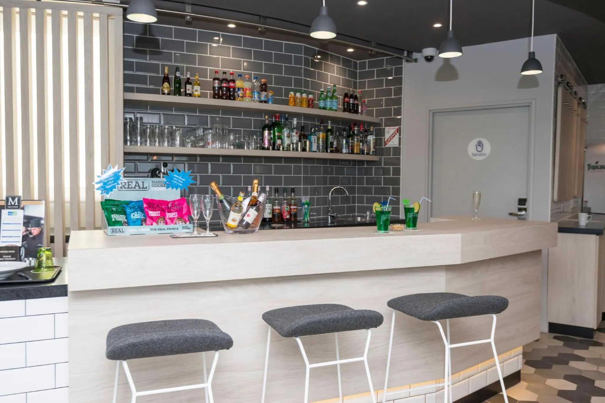 Lounge or bar in Holiday Inn Express Paris - Velizy by IHG