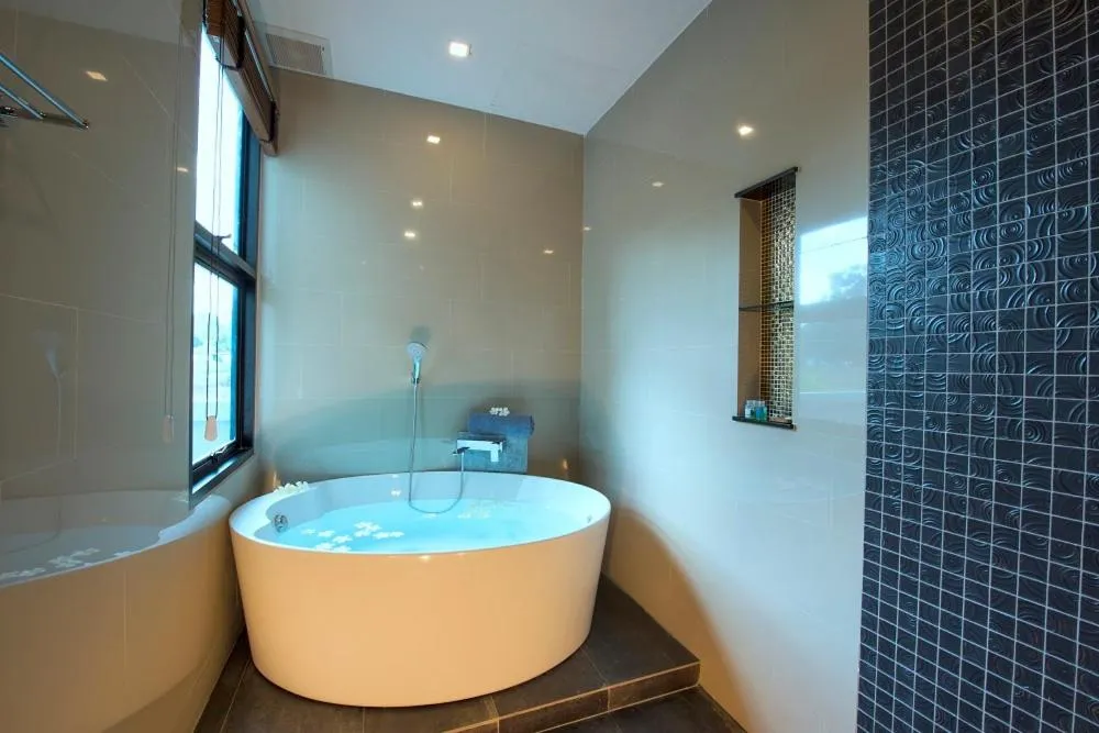 Bath in Narintara Private Pool Villas - Free Tuk-Tuk Service to the Beach!