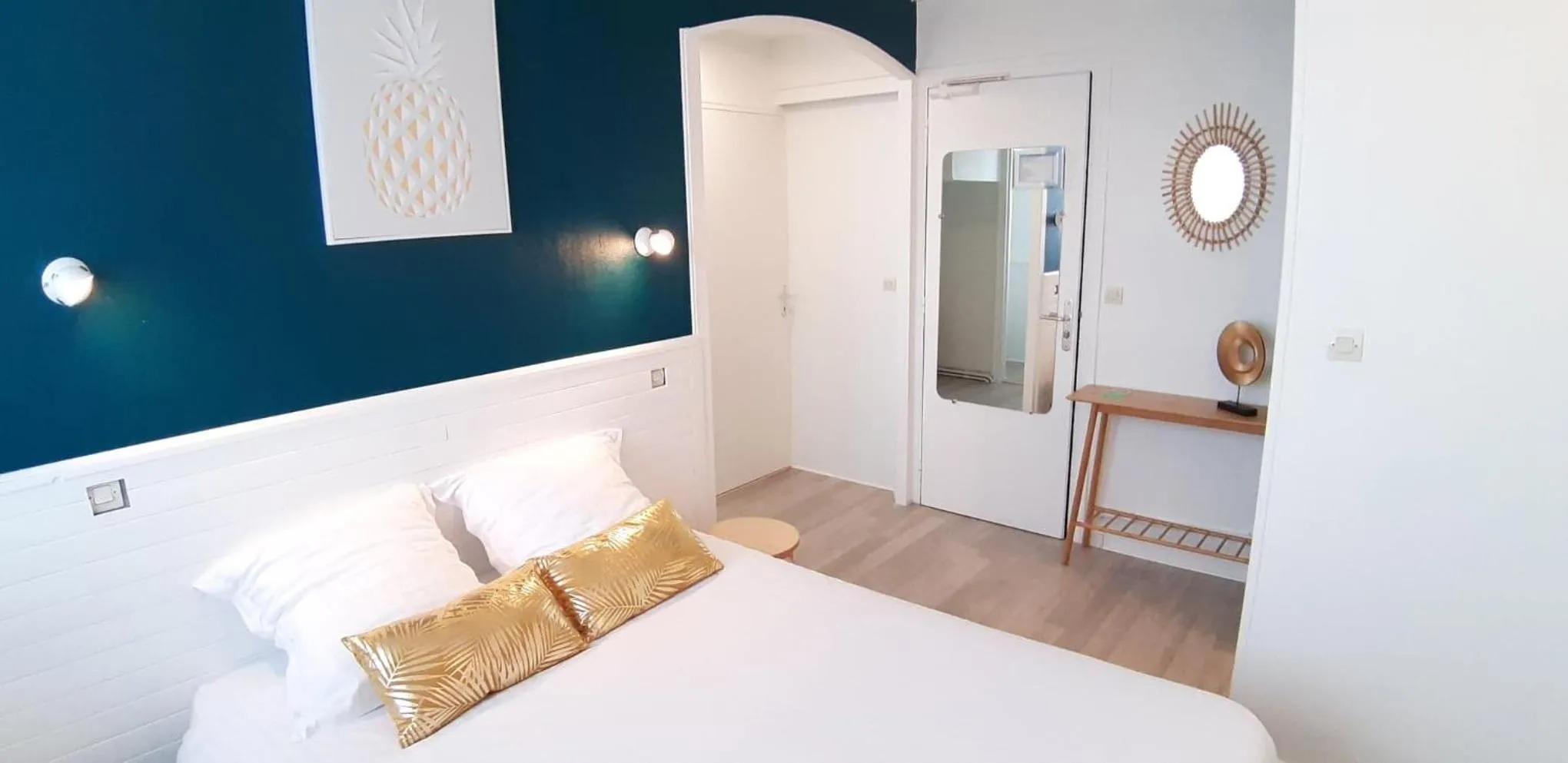 Bed in Hôtel La Croisette & Restaurant Bistrot Gantier en centre ville