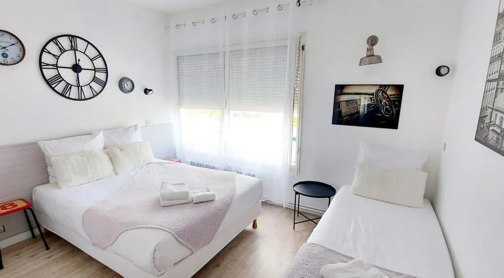 Bed in Hôtel La Croisette & Restaurant Bistrot Gantier en centre ville