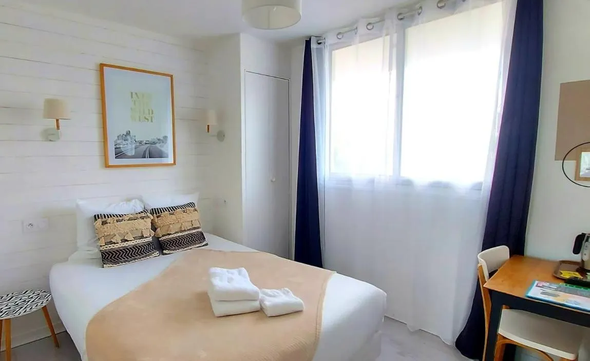 Bed in Hôtel La Croisette & Restaurant Bistrot Gantier en centre ville