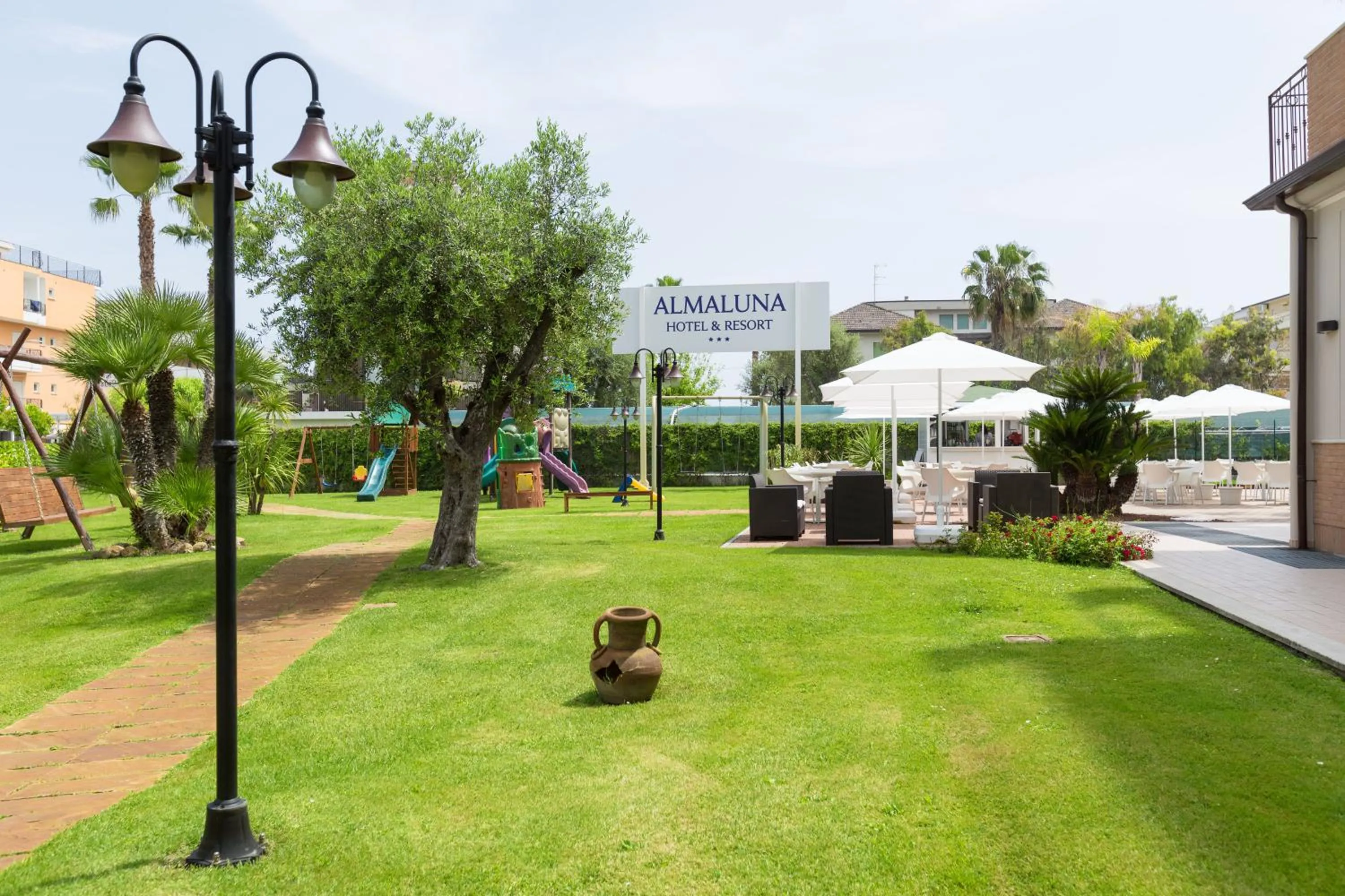 Garden in Almaluna Hotel & Resort