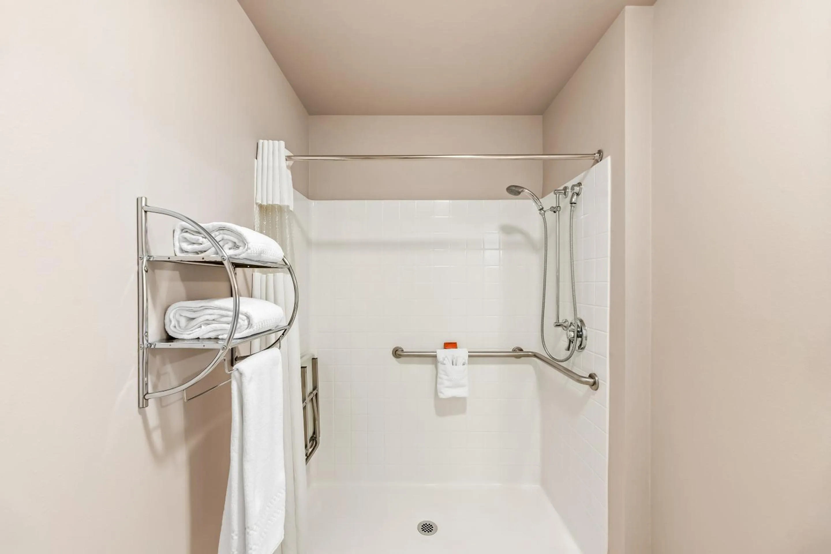 Shower in Ledgestone Suites Hotel Elko