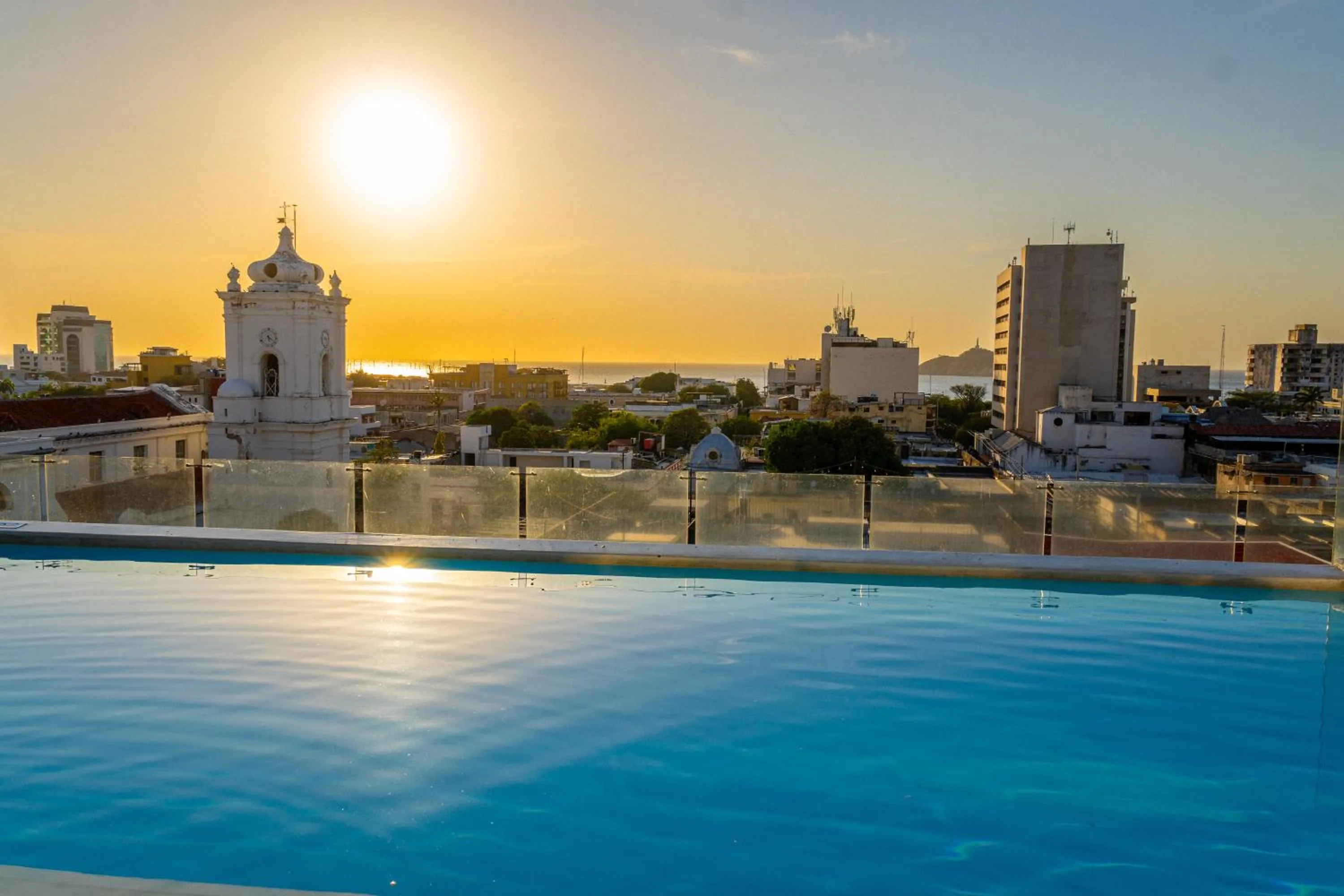 Swimming pool in Hotel Catedral Plaza
