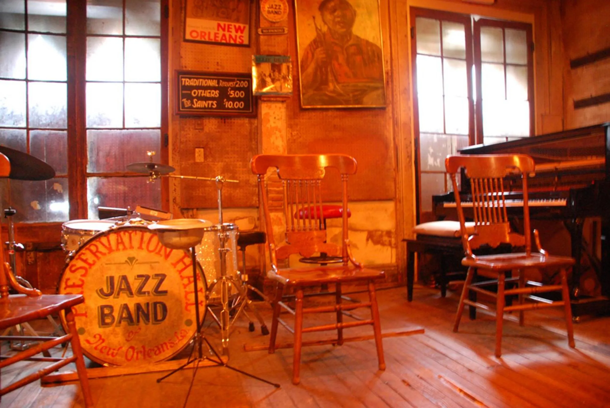 Evening entertainment in La Galerie French Quarter Hotel