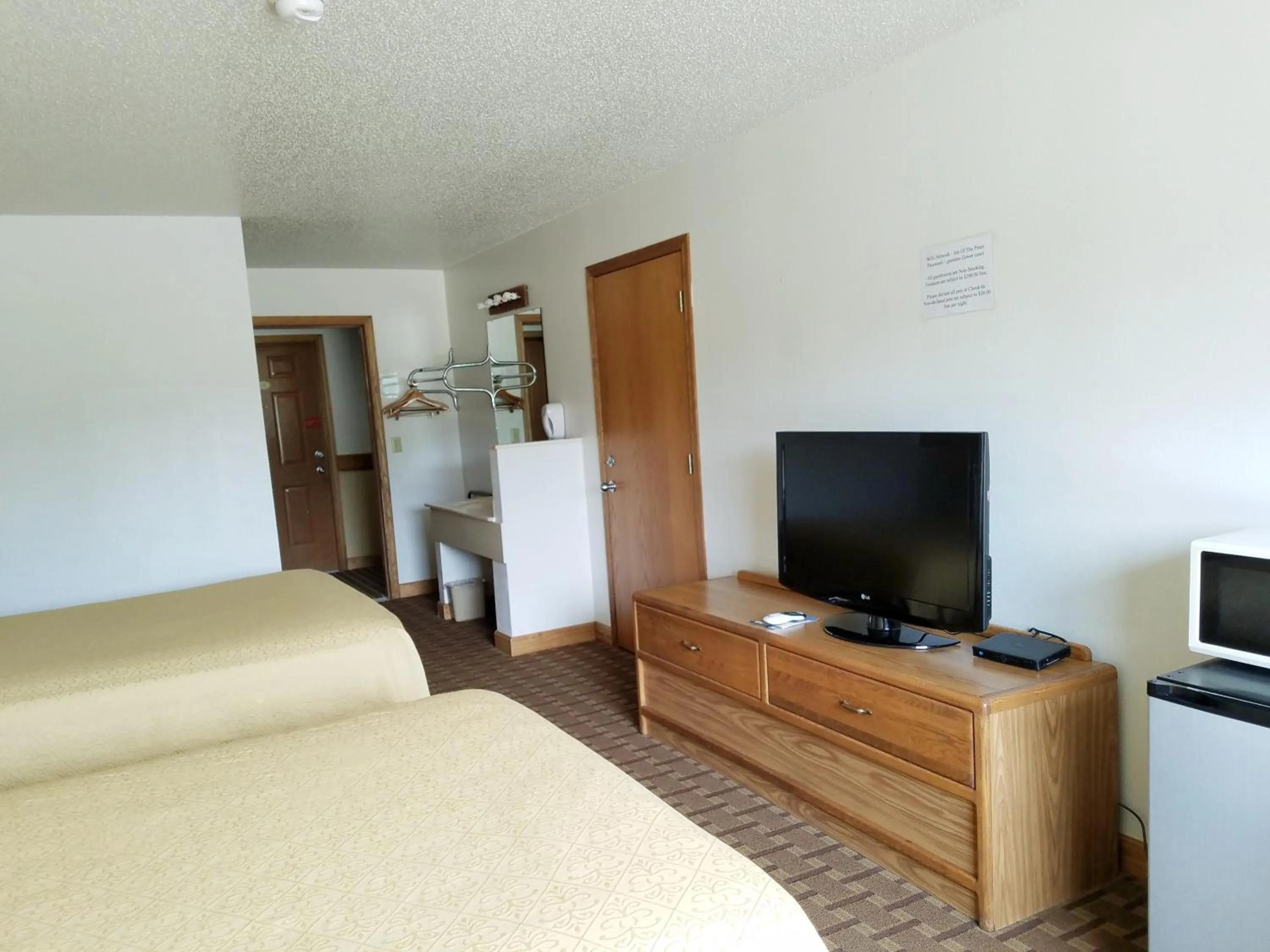Living room, Bed in Inn of the Pines
