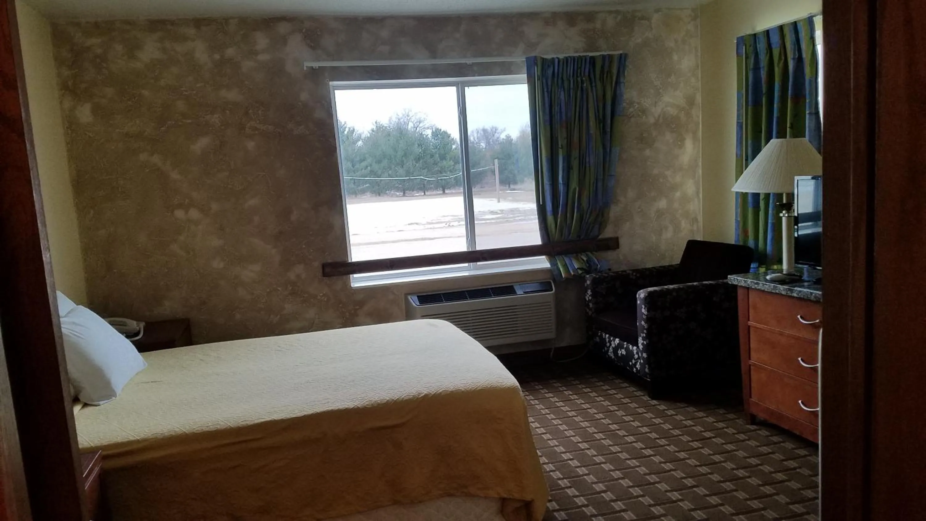 Photo of the whole room, Bed in Inn of the Pines