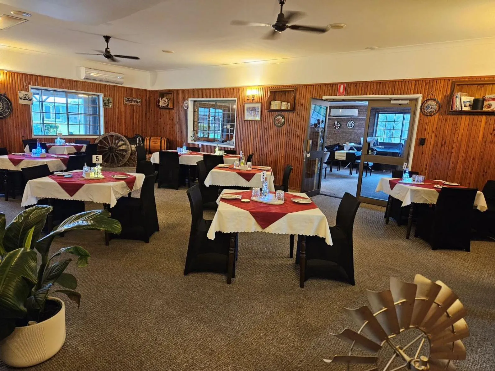 Restaurant/places to eat in Koorawatha Homestead Motel