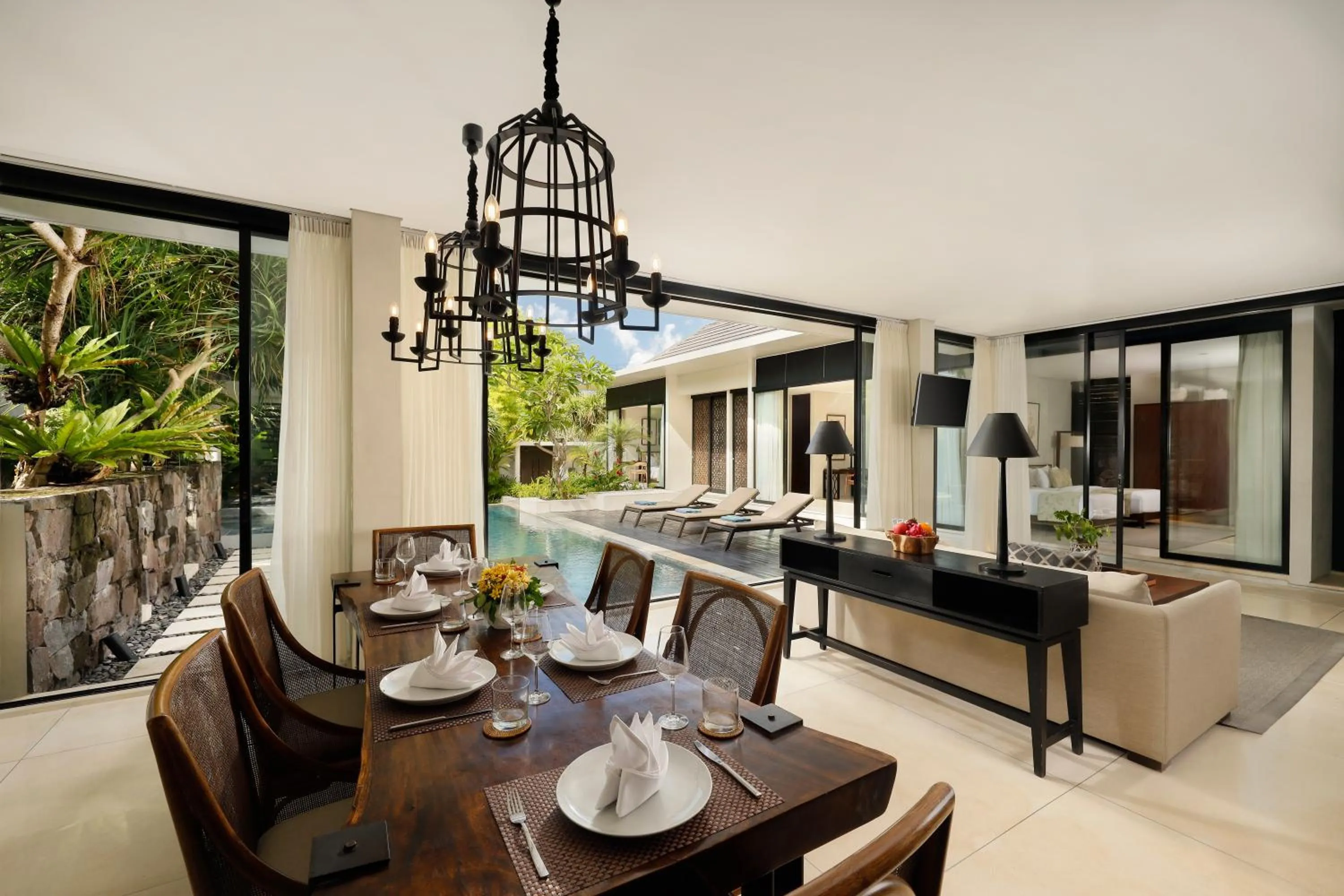 Dining area in Vinila Villas by Nakula
