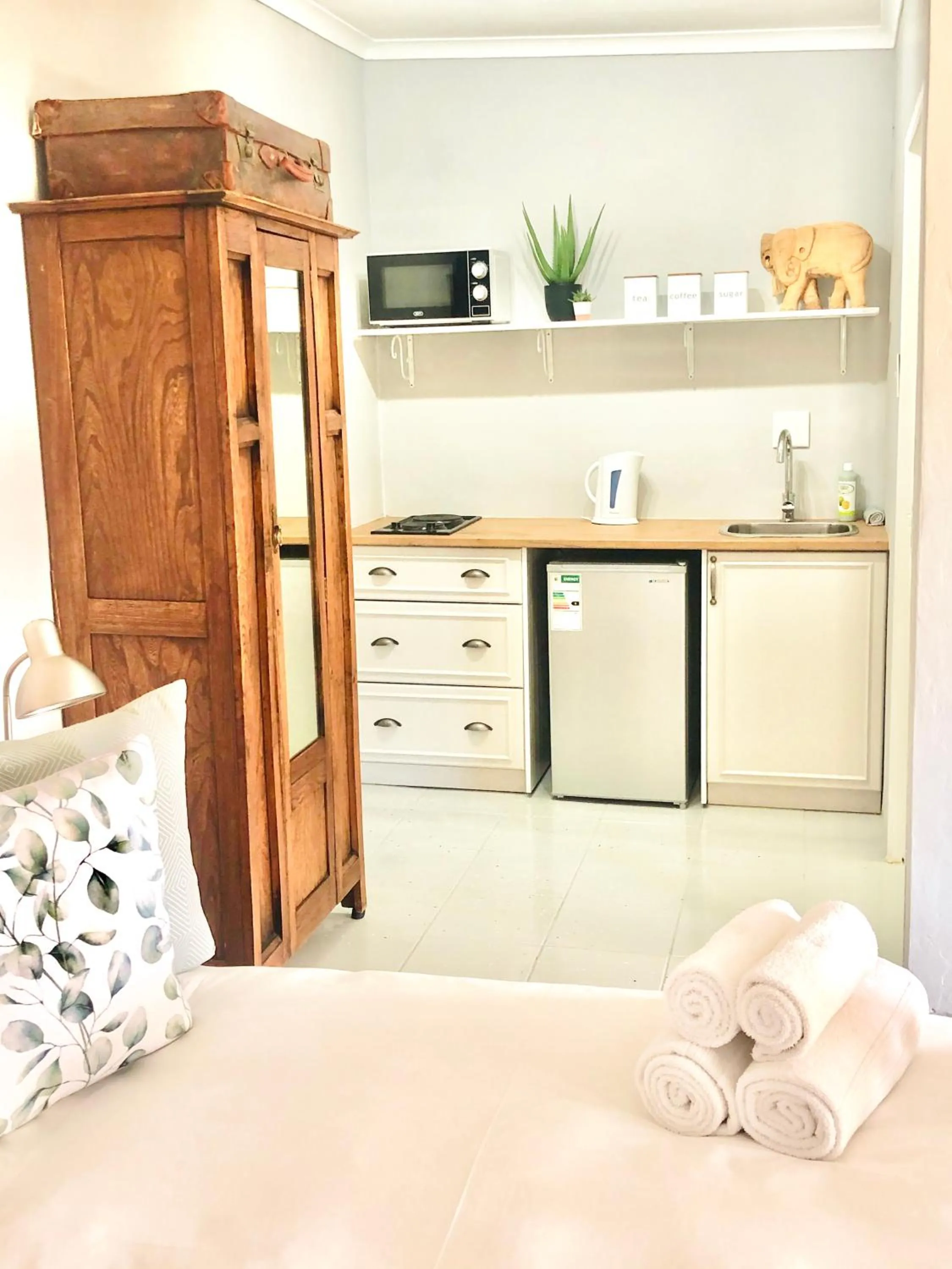 Kitchen or kitchenette, Bed in River Front Estate