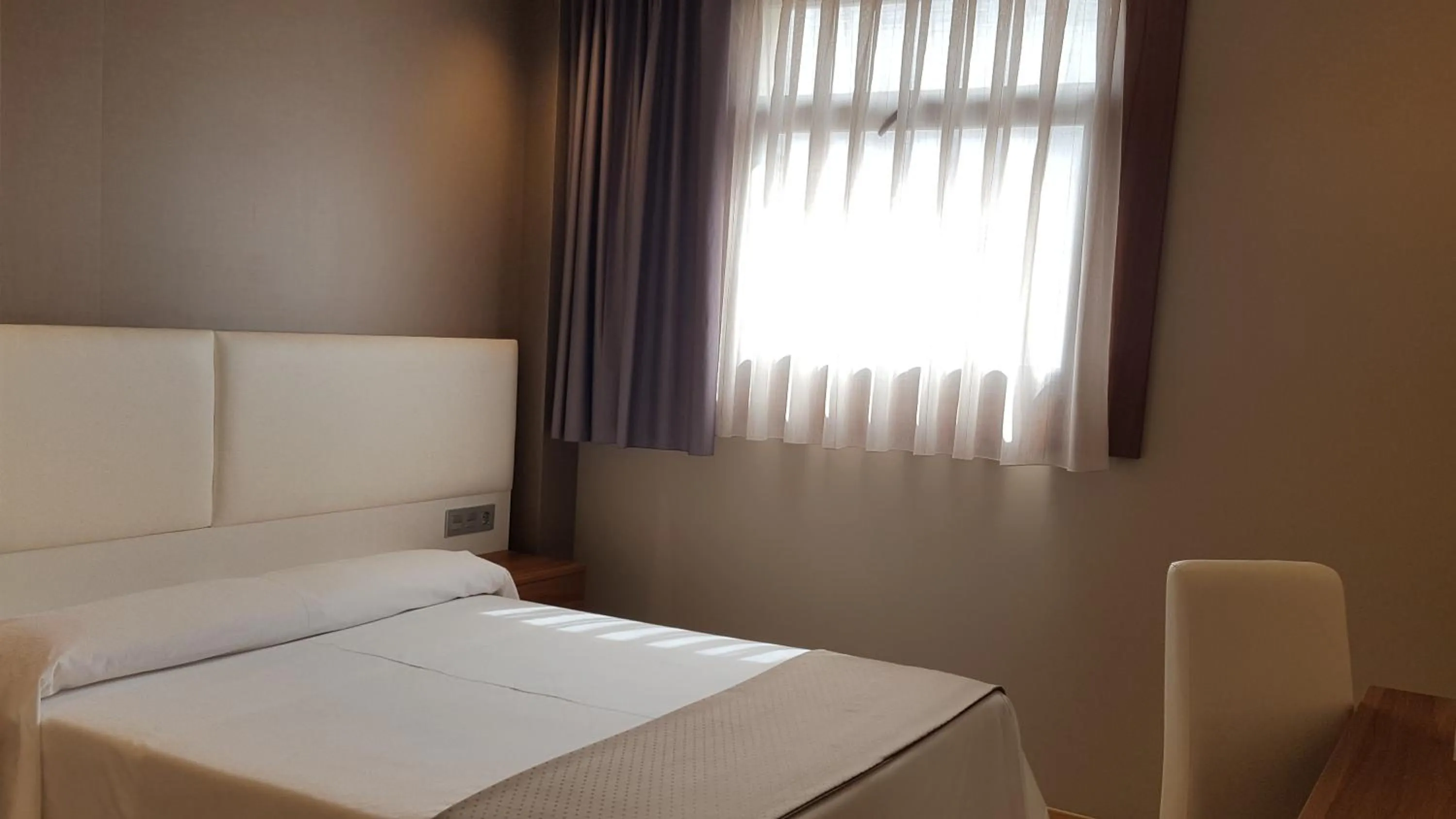 Bedroom, Bed in Hotel la Posada de Roces