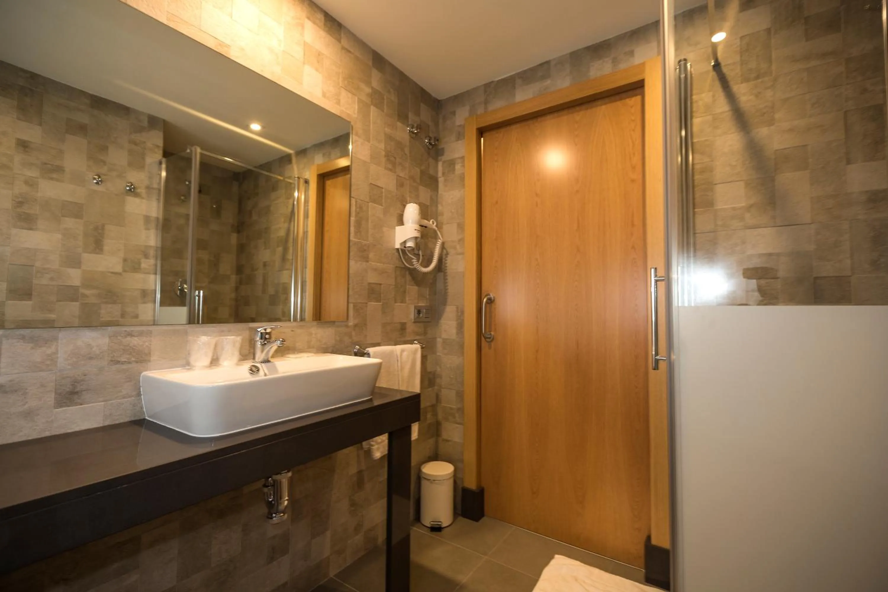 Shower in Hotel la Posada de Roces