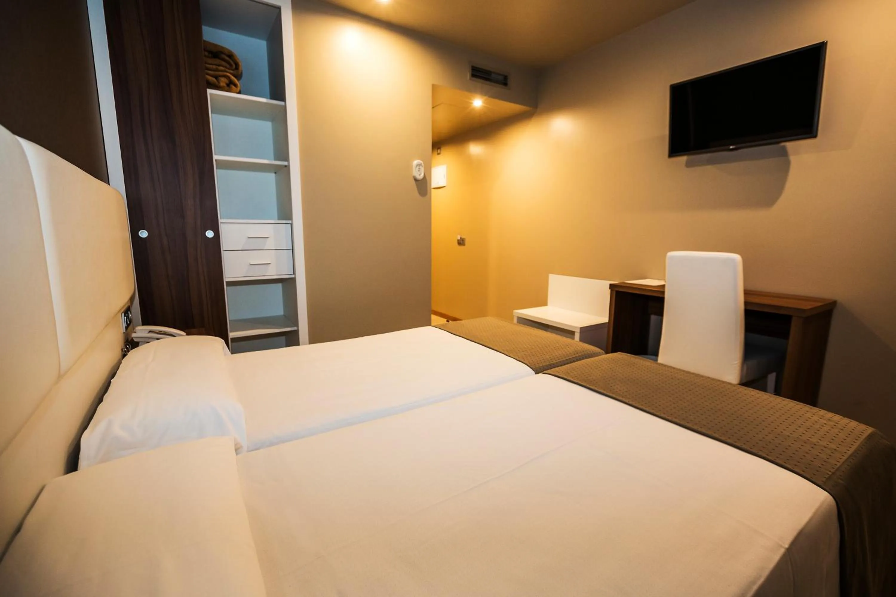 Bedroom, Bed in Hotel la Posada de Roces