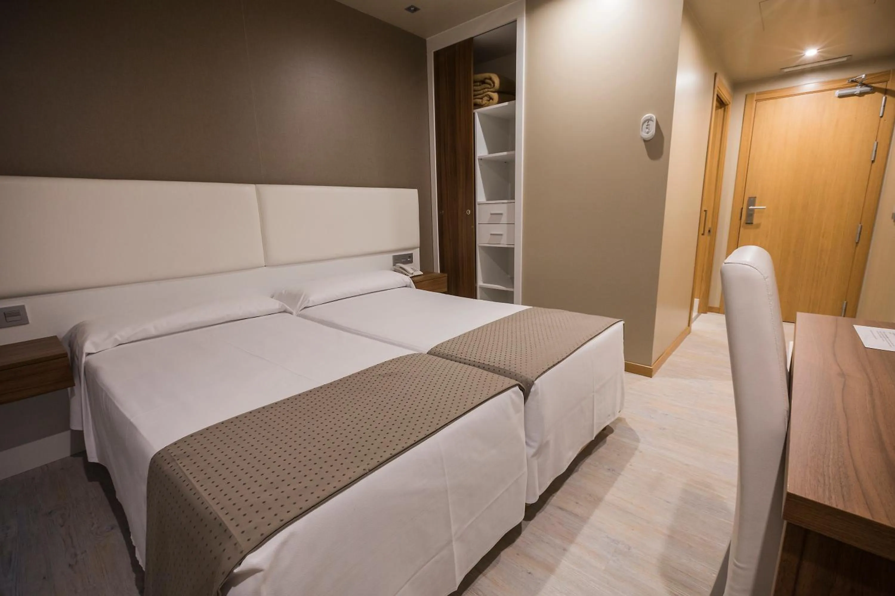 Bedroom, Bed in Hotel la Posada de Roces