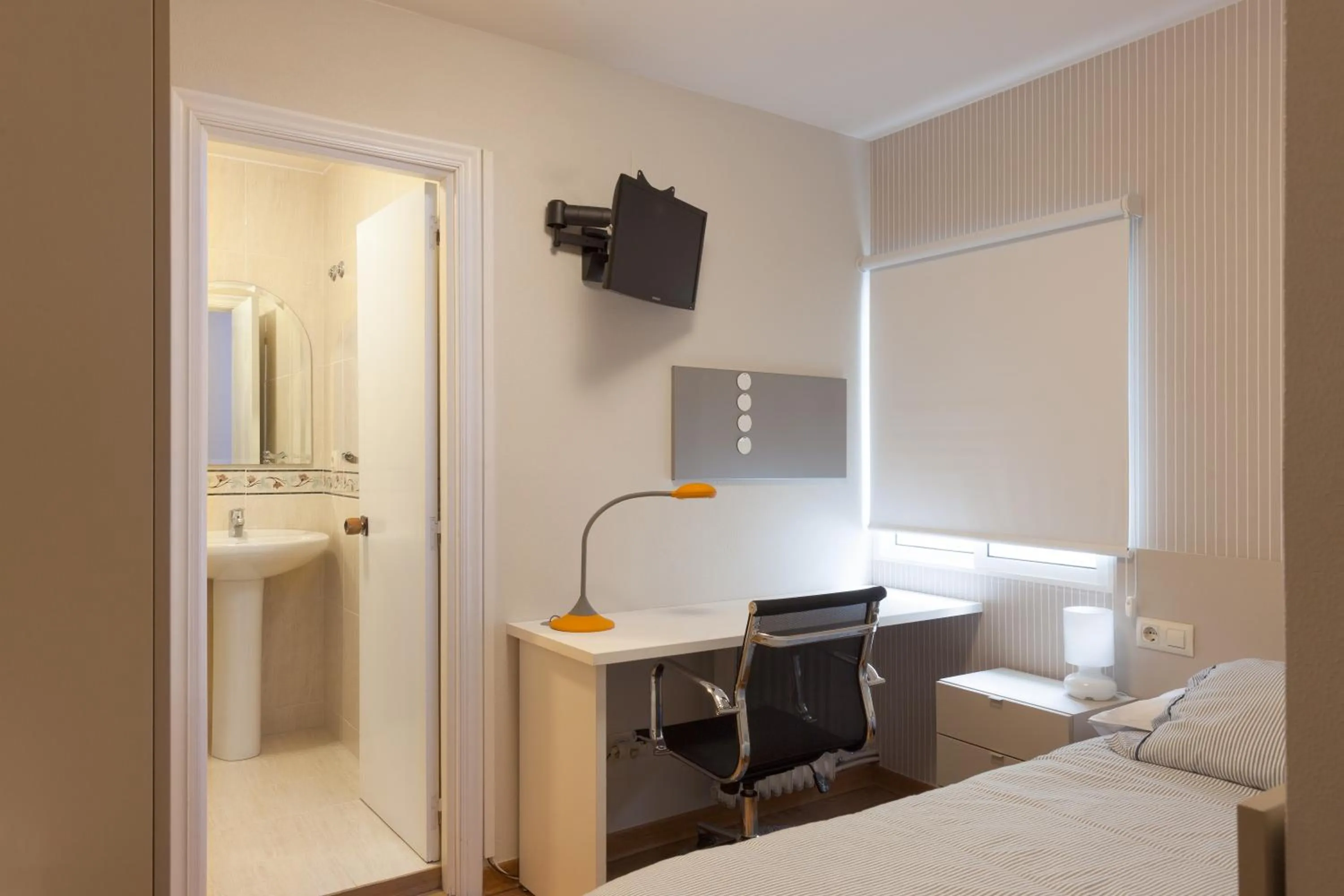 Photo of the whole room, Bed in Pension Residencia F&F