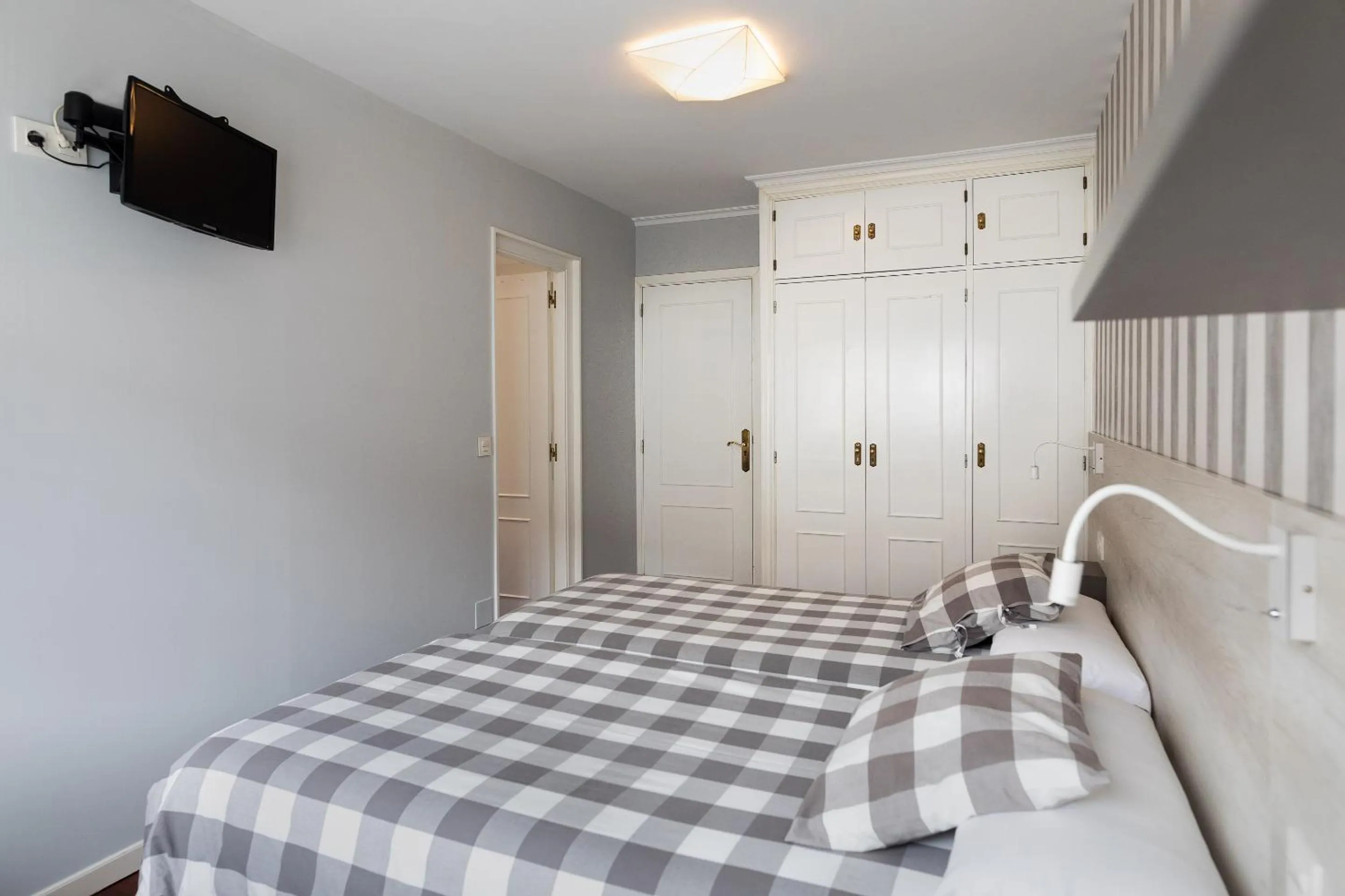 Photo of the whole room, Bed in Pension Residencia F&F