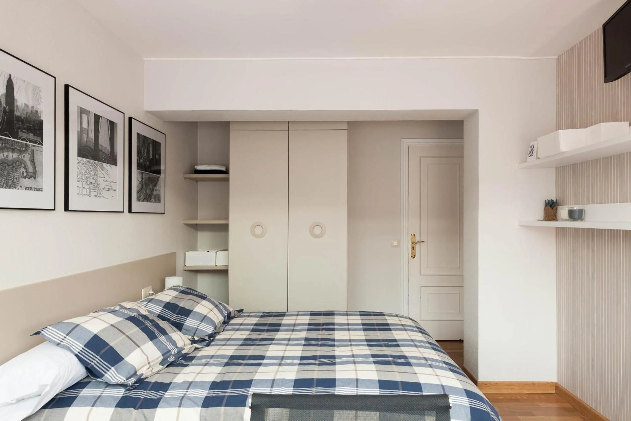 Photo of the whole room, Bed in Pension Residencia F&F