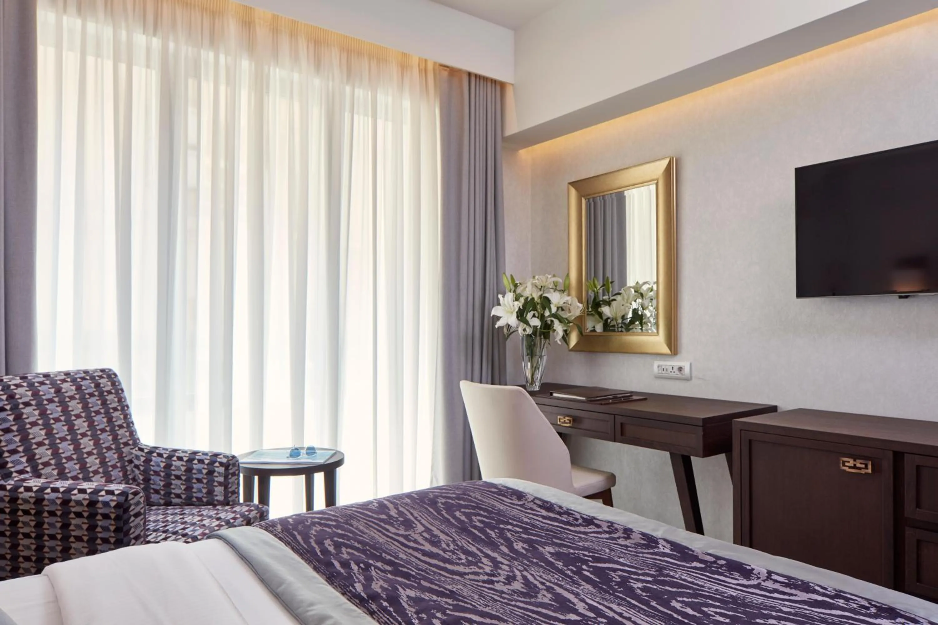 Photo of the whole room, Bed in Electra Metropolis