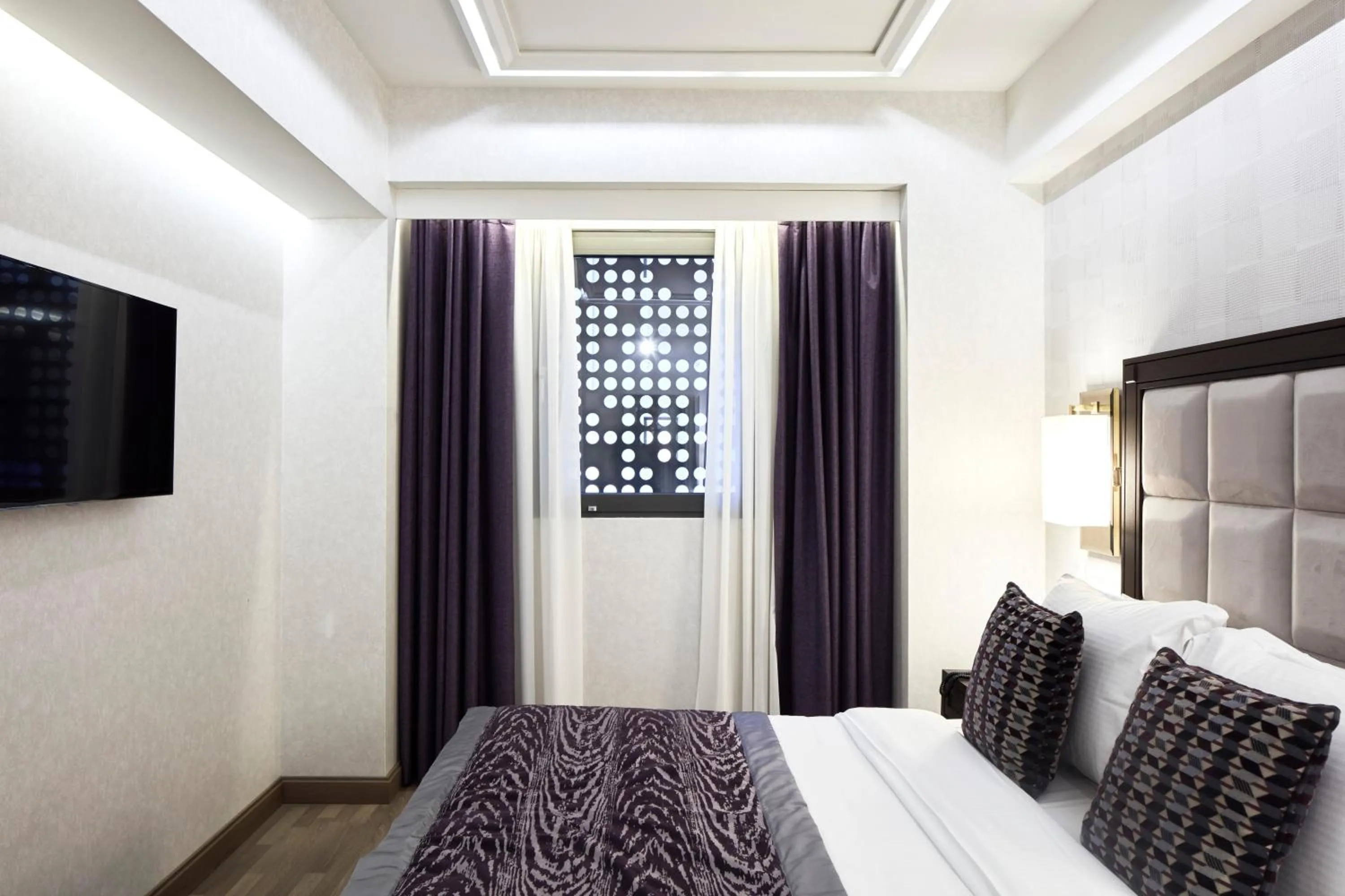 Photo of the whole room, Bed in Electra Metropolis