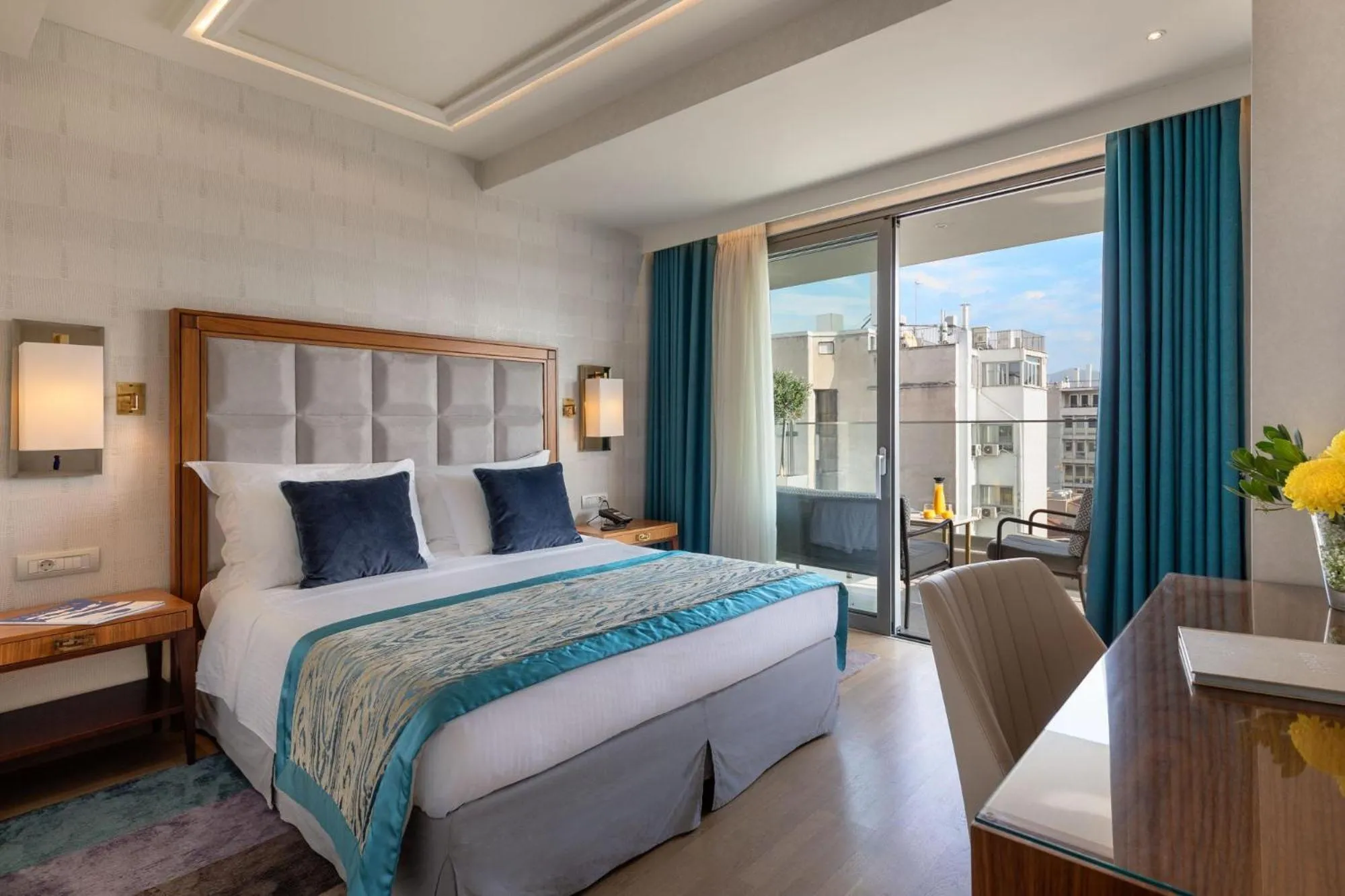 Photo of the whole room, Bed in Electra Metropolis