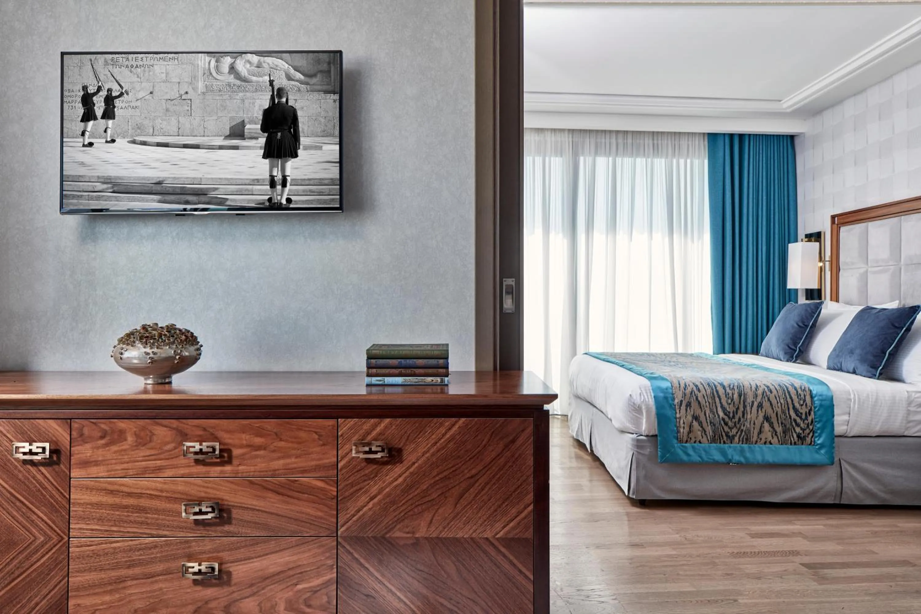 Photo of the whole room, Bed in Electra Metropolis