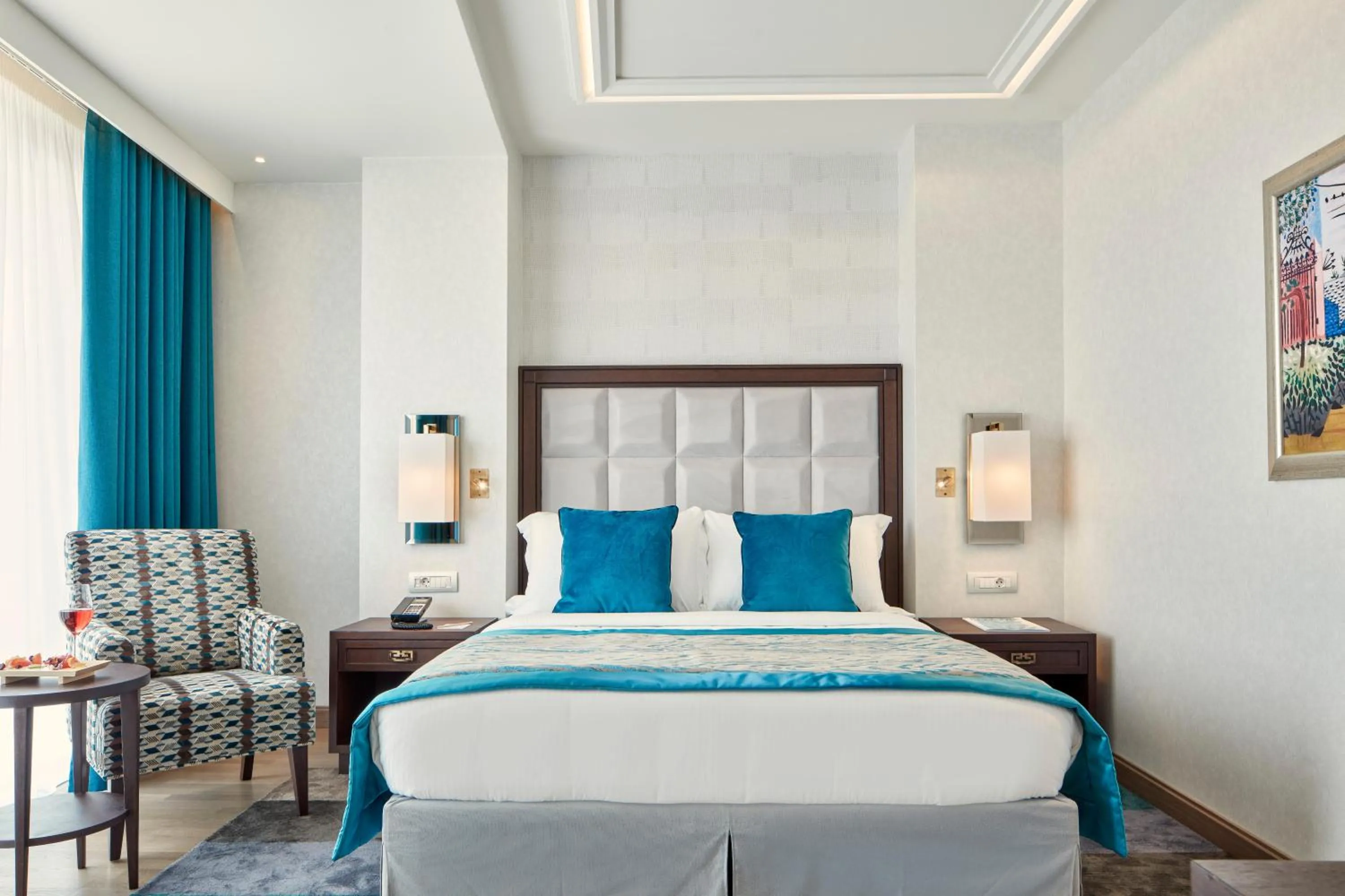 Photo of the whole room, Bed in Electra Metropolis