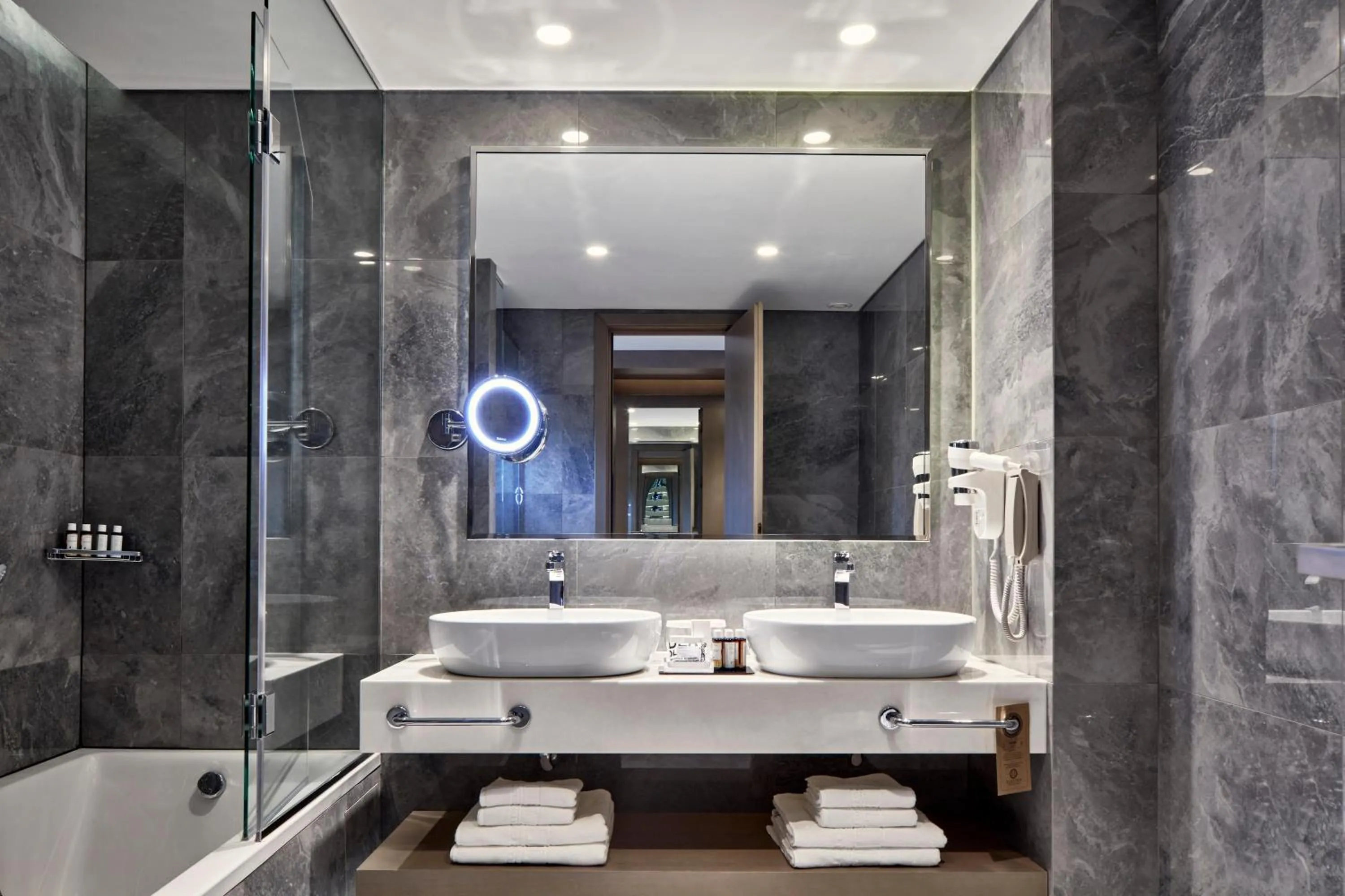 Bathroom in Electra Metropolis