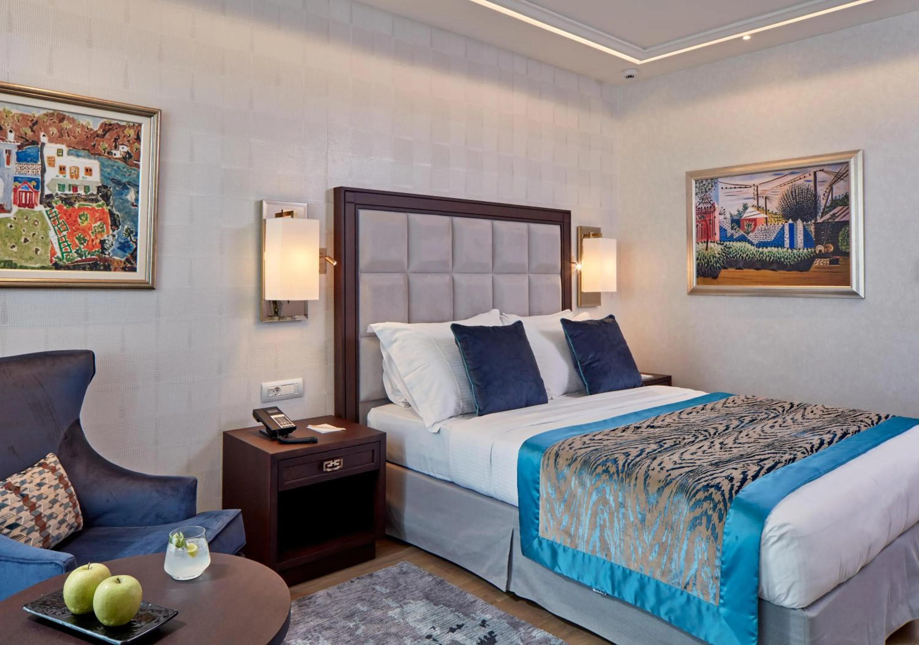 Photo of the whole room, Bed in Electra Metropolis