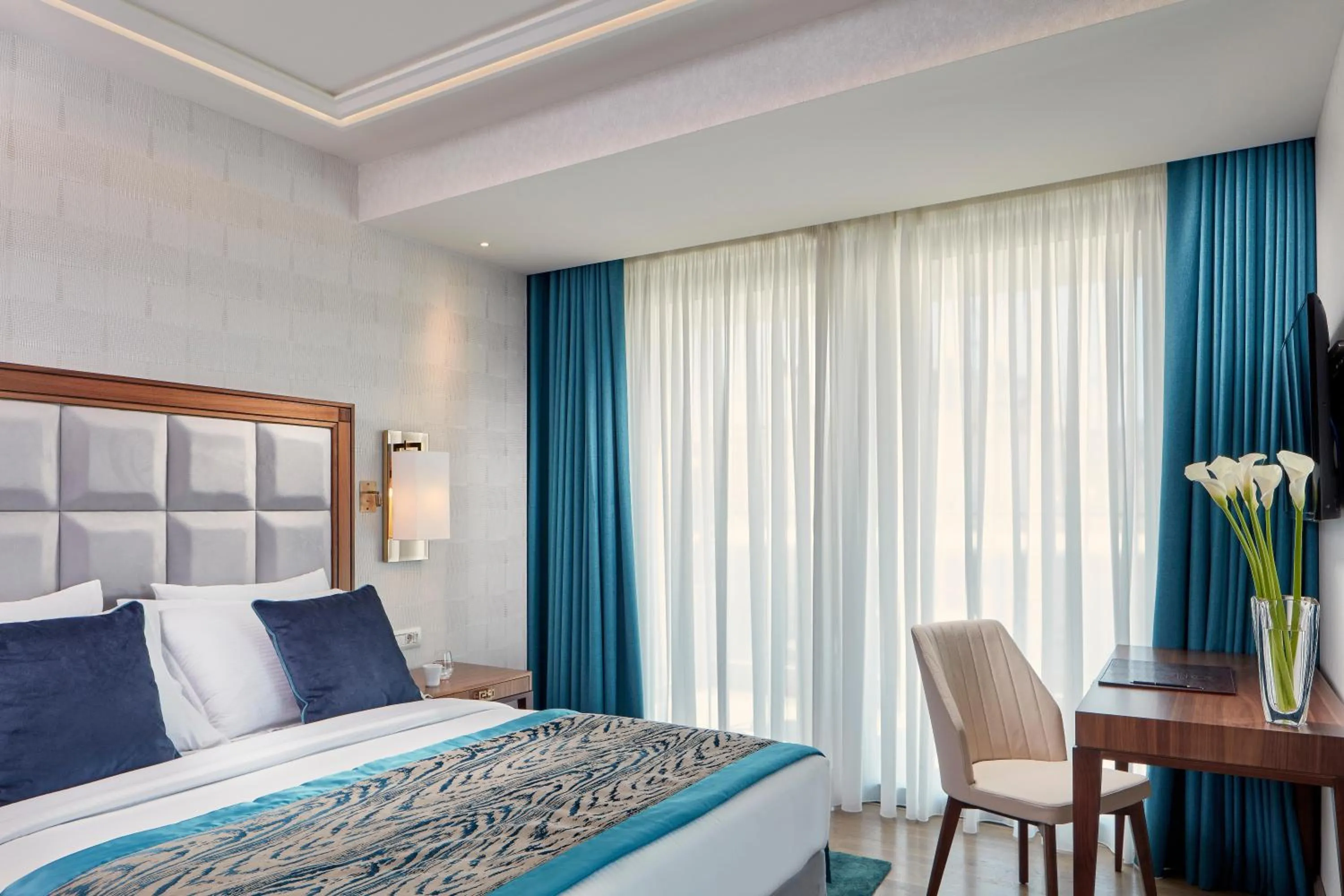 Photo of the whole room, Bed in Electra Metropolis