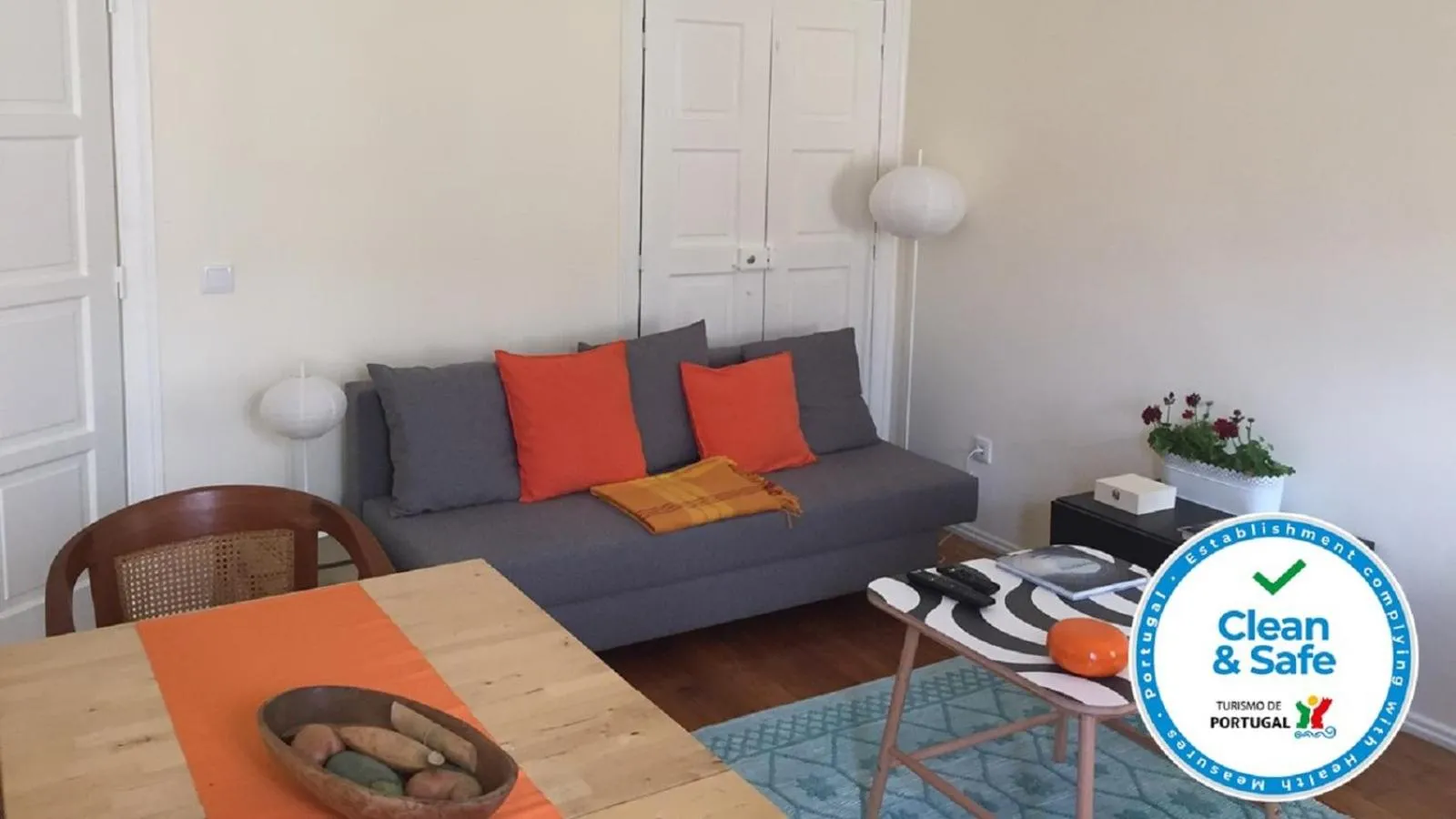 Communal lounge/ TV room in Cardal Apartment